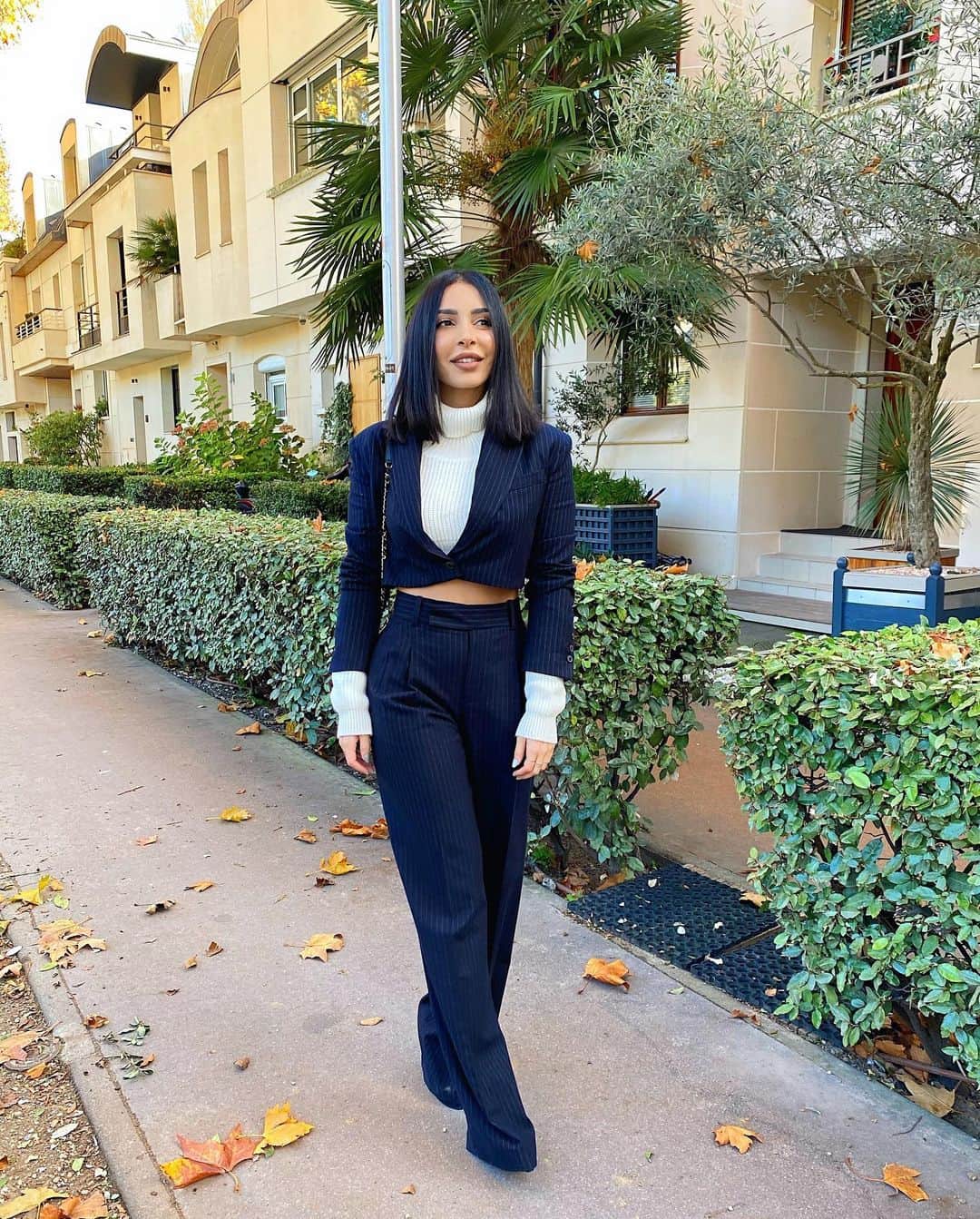 sananasのインスタグラム：「🙂or 😐? C’est quoi votre mood aujourd’hui ? Moi c’est🥱Tout a commencé ce matin quand j’ai allumé la machine à cappuccino sans mettre de tasse en dessous .... 🤦🏻‍♀️ PS : Je vous ai posté une vidéo 100% colourpop sur ma chaîne ! Lien dans la bio 😘 (Je me remets à poster toutes mes tenues sur 21Buttons suite à vos demandes 😅Je vais essayer d’y penser promis !)   #FallOutfit #Automne #FashionInspiration」