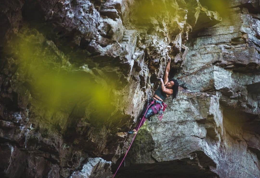 マウンテンハードウェアのインスタグラム：「“There's something about the Red River Gorge that's special. Maybe it's the sweet, steep, pocket-filled sandstone that kind of resembles swiss cheese. Maybe it's the quality and quantity of long, overhung, endurance routes on small finger buckets. Maybe it's the fun, crimpy routes people seek out after coming from Ten Sleep or the super cool trad routes that receive less recognition... There are so many reasons why I wanted to return to the Red this fall, and yeah, the west is cool and all with its consistent weather patterns and views that allow you to see for miles, but there's a lot to be said about the east coast, especially because of places like this.” -@walkergenevive. Photo: @mattburbach.」