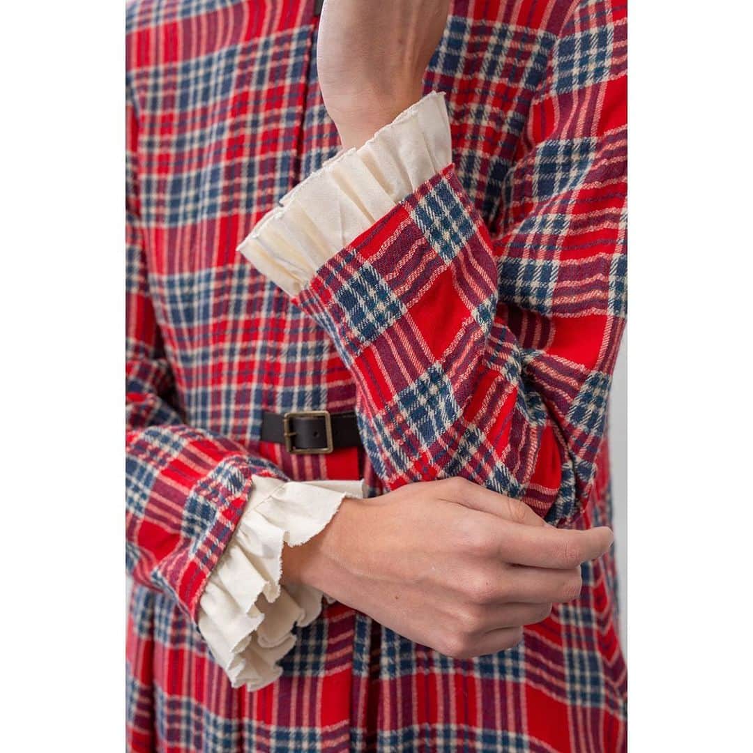 キャベジズ&ローゼズさんのインスタグラム写真 - (キャベジズ&ローゼズInstagram)「Charming Kilty coat. Just launched in a frothy Italian blue & red check. With a detachable collar and cuffs ❤️💙❤️💙 @christina_strutt @scottlongjphoto @rosalienelson #shoplocal #localshop #bruton #somerset #madeinengland #cabbagesandroses #frockdress #buybetterbuyless #cabbagesandroses #cabbagesandrosesfashion #madefortwirling #madewithlove」11月18日 2時37分 - cabbages_and_roses