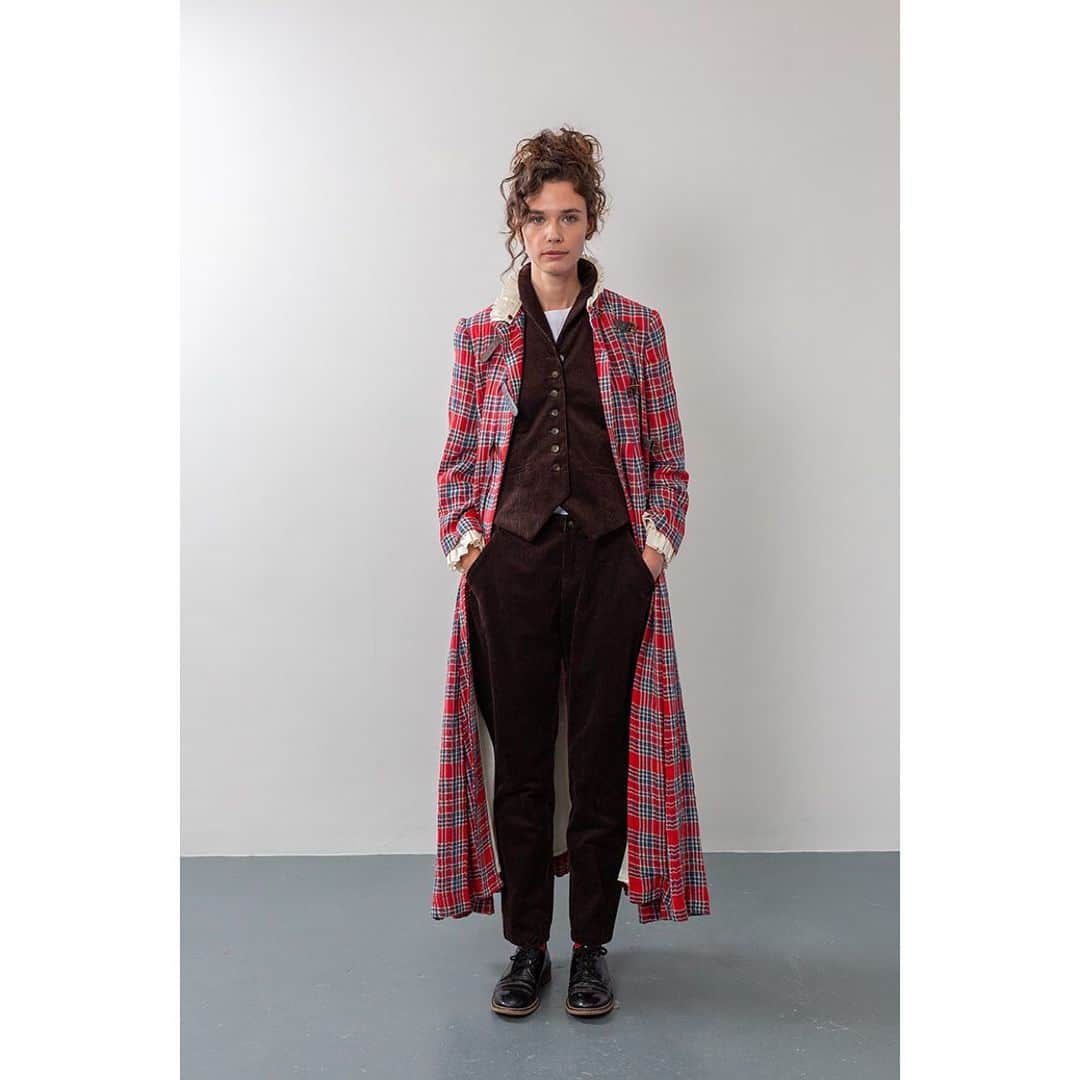 キャベジズ&ローゼズのインスタグラム：「Charming Kilty coat. Just launched in a frothy Italian blue & red check. With a detachable collar and cuffs ❤️💙❤️💙 @christina_strutt @scottlongjphoto @rosalienelson #shoplocal #localshop #bruton #somerset #madeinengland #cabbagesandroses #frockdress #buybetterbuyless #cabbagesandroses #cabbagesandrosesfashion #madefortwirling #madewithlove」