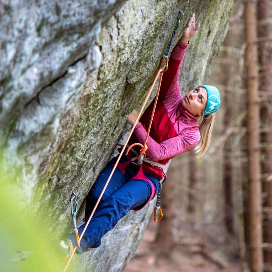 カタリーナ・ザーヴァインさんのインスタグラム写真 - (カタリーナ・ザーヴァインInstagram)「Finally the weather in Tyrol allows some quality rock time...  Photo by @tobias_lanzanasto  @marmot_mountain_europe @lasportivagram @petzl_official  #itsgreatoutthere #rockclimbing #climbing #tyrol #qualitytime #accesstheinaccessible #lasportiva」11月18日 2時38分 - katha_saurwein