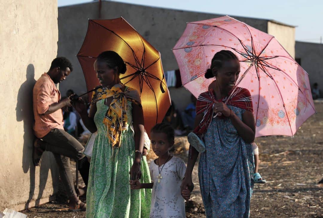 ルモンドさんのインスタグラム写真 - (ルモンドInstagram)「Dans un nuage de pot d’échappement, un camion chargé de réfugiés éthiopiens arrive au camp soudanais d’El Hashaba. Son enfant sous le bras, une femme débarque des bidons vides. Un vieil homme, foulard noué sur la tête, détache les liens des trois chèvres qu’il a emportées avec lui. Fuyant les tirs et les bombardements, ces familles ont descendu la rivière Tekezé jusqu’au poste-frontière de Hamdayet, aux confins de l’Erythrée, du Soudan et de l’Ethiopie. Puis, entassés dans une remorque, ils ont parcouru les 20 kilomètres de piste qui séparent leur pays de ce village quadrillé de baraquements en béton.⁣ D’après le Haut-Commissariat des Nations unies pour les réfugiés (UNHCR), plus de 27 600 personnes sont arrivées au Soudan à bord d’ambulances, de tracteurs, de tuk-tuks, ou tout simplement à pied, depuis le début de l’offensive des forces fédérales éthiopiennes contre la région dissidente du Tigré, le 4 novembre.⁣ L’armée soudanaise effectue des distributions sporadiques de nourriture qui tournent à l’empoignade. « On n’a rien ici, les gens ont faim, on se bat pour des paquets de gâteaux. Où est l’aide humanitaire ? Vers où regarde le reste du monde ? Personne ne fait rien pour arrêter cette guerre », enrage Mekonen Abraha, un paysan de 45 ans.⁣ -⁣ Dans un camp de réfugiés éthiopiens de la région de Qadarif, dans l’est du Soudan, le 16 novembre. Photo : Marwan Ali / AP (@apnews)⁣ -⁣ #Ethiopie #Tigre #Soudan」11月18日 2時51分 - lemondefr