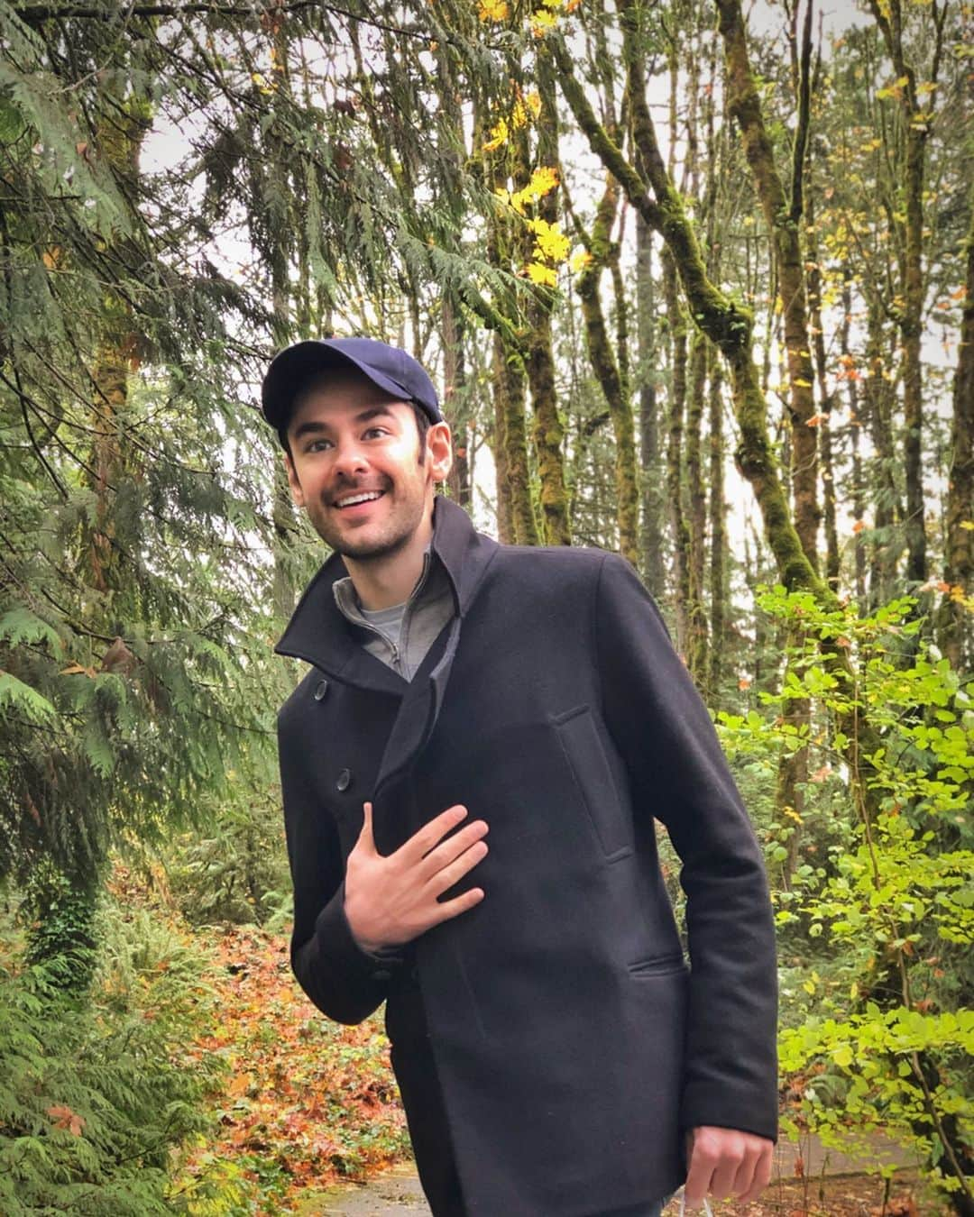 ブレンダン・ロビンソンさんのインスタグラム写真 - (ブレンダン・ロビンソンInstagram)「There was a break in the #rain here in #Portland... So we went for a hike (and had a cheesy photoshoot 🤣)  . . . #outdoors #hike #oregon #forrest #nature #naturewalk #couple #cheesy #cute」11月18日 2時48分 - brendanrobinson