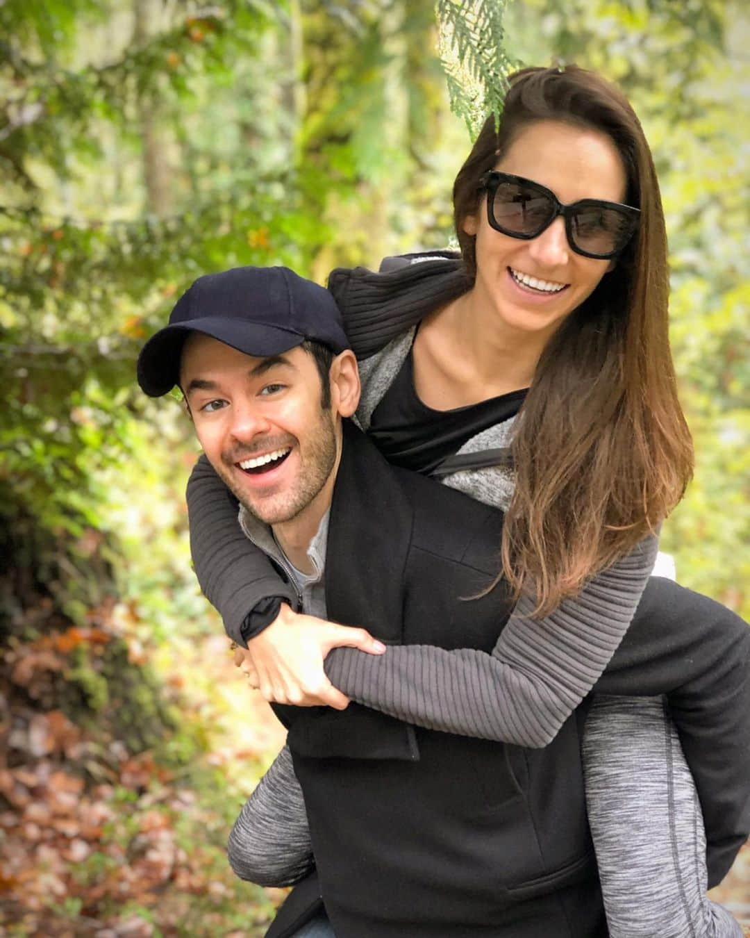 ブレンダン・ロビンソンのインスタグラム：「There was a break in the #rain here in #Portland... So we went for a hike (and had a cheesy photoshoot 🤣)  . . . #outdoors #hike #oregon #forrest #nature #naturewalk #couple #cheesy #cute」