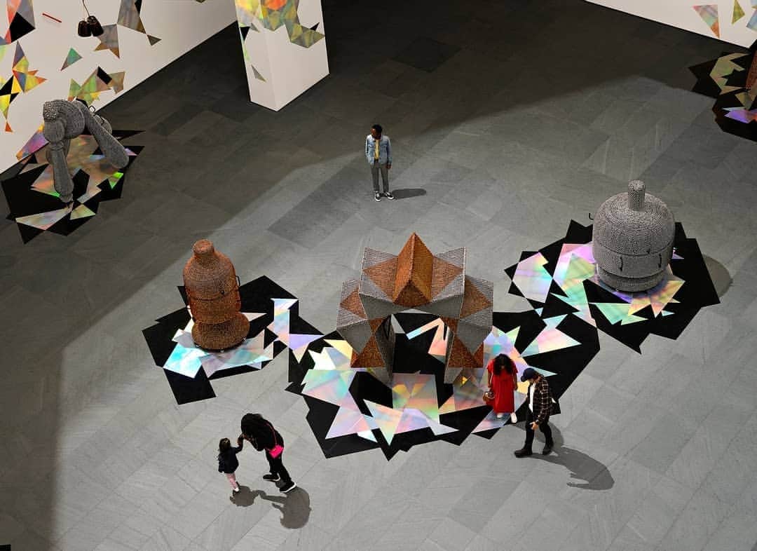 ニューヨーク近代美術館のインスタグラム：「School looks different this year. We’re thrilled to support scholars, teachers, and students, sharing our online resources and welcoming our local CUNY community—our partner since 1976—to the Museum for beauty, inspiration, and solace.  Explore our exhibitions from wherever you are with #MoMAVirtualViews, featuring curator videos, new essays, and 360 experiences; teach and learn about art from home with our free online courses, podcasts, and hands-on activities; and conduct modern art history research remotely with resources from our Archives, Library, and Research Collections.  Plus, when you’re ready to visit, we’re extending free admission for a year to current CUNY staff and faculty, in addition to students.   Learn more about the MoMA/CUNY partnership at the link in our bio. @cunyedu @cunyarts --- [A view of the Donald B. and Catherine C. Marron Atrium. Shown: Haegue Yang. Handles (detail). 2019. Commissioned for the Donald B. and Catherine C. Marron Atrium by The Museum of Modern Art, New York. © Haegue Yang and Greene Naftali, New York. Installation view, The Museum of Modern Art, New York, October 21, 2019–Spring 2020. © 2020 The Museum of Modern Art, New York. Photo: Noah Kalina]」