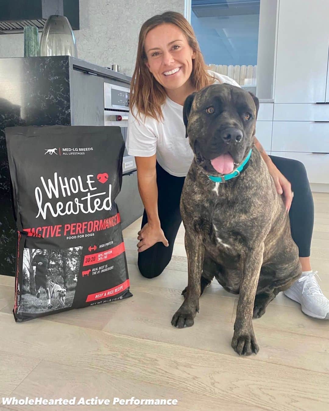 アリ・クリーガーのインスタグラム：「It’s no secret Logan is a big, active girl and we want her to live life to the fullest! We’re making the switch to WholeHearted Active Performance dog food from @petco so she can live 100%. We can’t wait to monitor her progress as she adjusts to this high-protein, dry food formulated to fuel her adventures. Stay tuned! #ad #Petco #wholeheartedpets」