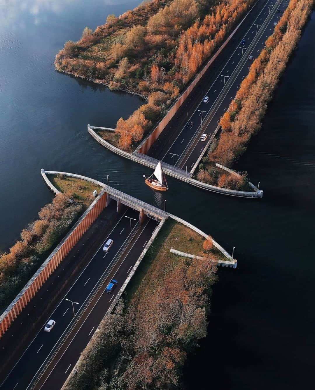 Earth Picsさんのインスタグラム写真 - (Earth PicsInstagram)「Aqueduct Veluwemeer, Netherland’s unique water bridge ⛵️ Photo by @sebastien.nagy」11月18日 3時01分 - earthpix