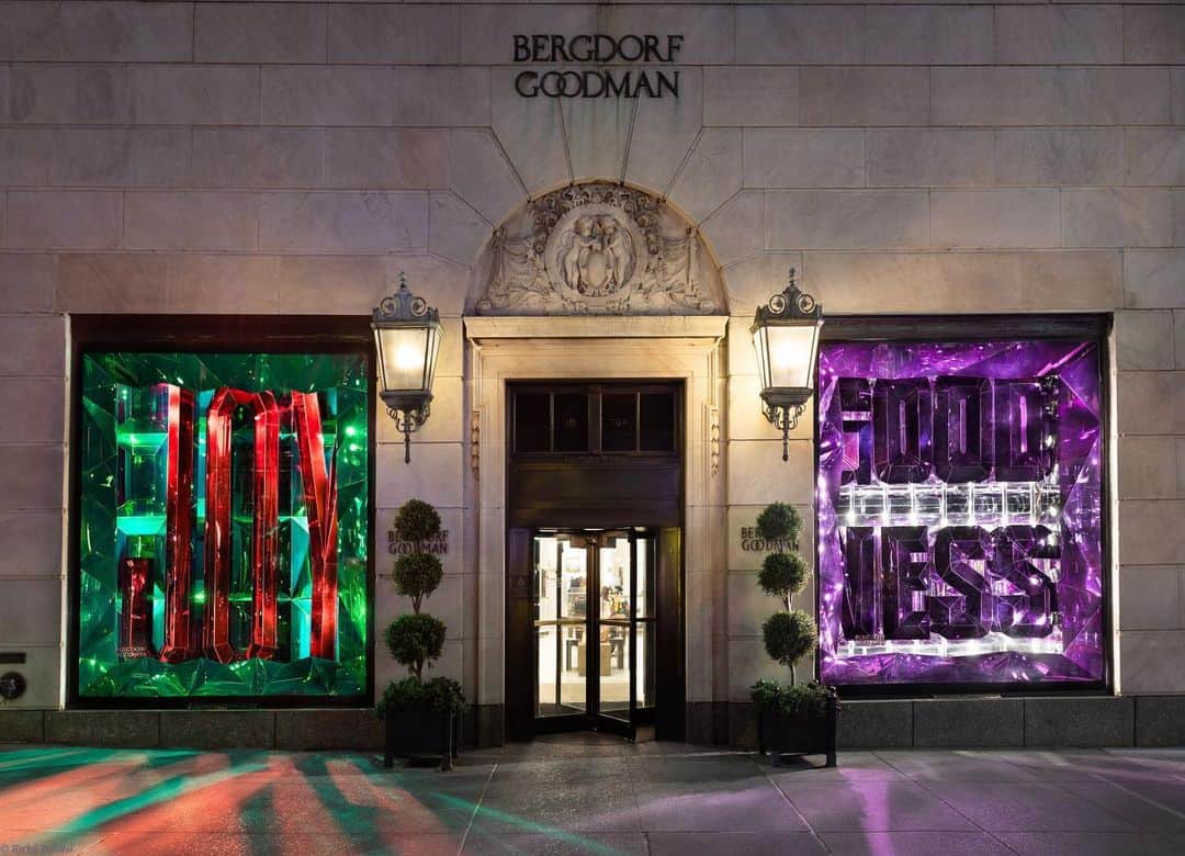 Bergdorf Goodmanさんのインスタグラム写真 - (Bergdorf GoodmanInstagram)「BERGDORF GOODNESS 💜 Introducing the 2020 holiday windows! This season’s theme of #BergdorfGoodness was inspired to celebrate the goodness that is all around us—goodness that exists in the values that we embody as a community and in the actions that we take to support it. Now, more than ever, we recognize the importance of coming together to support one another. The 2020 holiday windows make a splash with each window of the dazzling installation capturing a different core value that is emblematic of goodness: love, hope, harmony, joy, peace, equality, kindness, and unity. The values are literally and figuratively reflected onto all those who view them, as the three-dimensional letters are faced in polychromatic acrylic mirror. Discover BG’s 2020 holiday windows now at 5th Avenue and 58th Street. #BGHoliday #BGWindows [photo: @rickyzehavi]」11月18日 3時00分 - bergdorfs