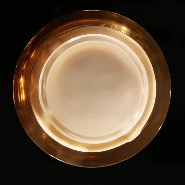 ドゥラメールのインスタグラム：「A dream touch. Before bed, apply a small amount of Genaissance de la Mer The Concentrated Night Balm to skin using the moon-shaped applicator. Gently massage into skin in an upward motion using your fingertips, allowing it to softly melt and gently infuse skin. #GenaissancedelaMer」