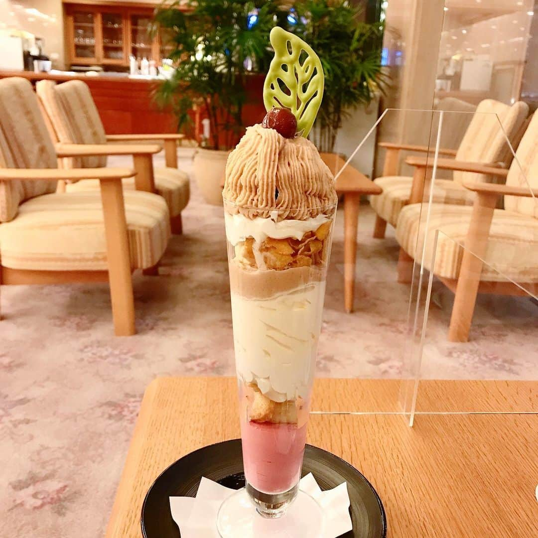 木谷有里さんのインスタグラム写真 - (木谷有里Instagram)「・ 木乃香のパフェ🍨 11月はマロンパフェでした🌰♥ ・ ・ モンブランクリーム フランボワーズムース 抹茶のアイスなど いろいろな味が楽しめました♪ ・ ・  #高山グリーンホテル #高山　#岐阜 #takayama #gifu #マロンパフェ」11月18日 2時57分 - kitani_yuri