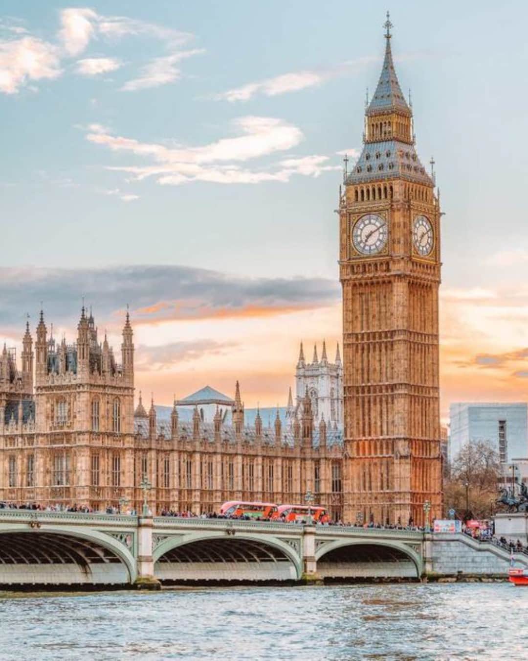 ロンドンフォグのインスタグラム：「Postcard perfect. #London #TravelTuesday」