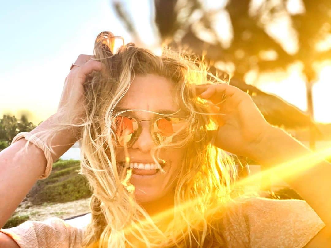 レイキー・ピーターソンのインスタグラム：「Messy hair, don’t care 🤷‍♀️ 😜☀️ @blenderseyewear」