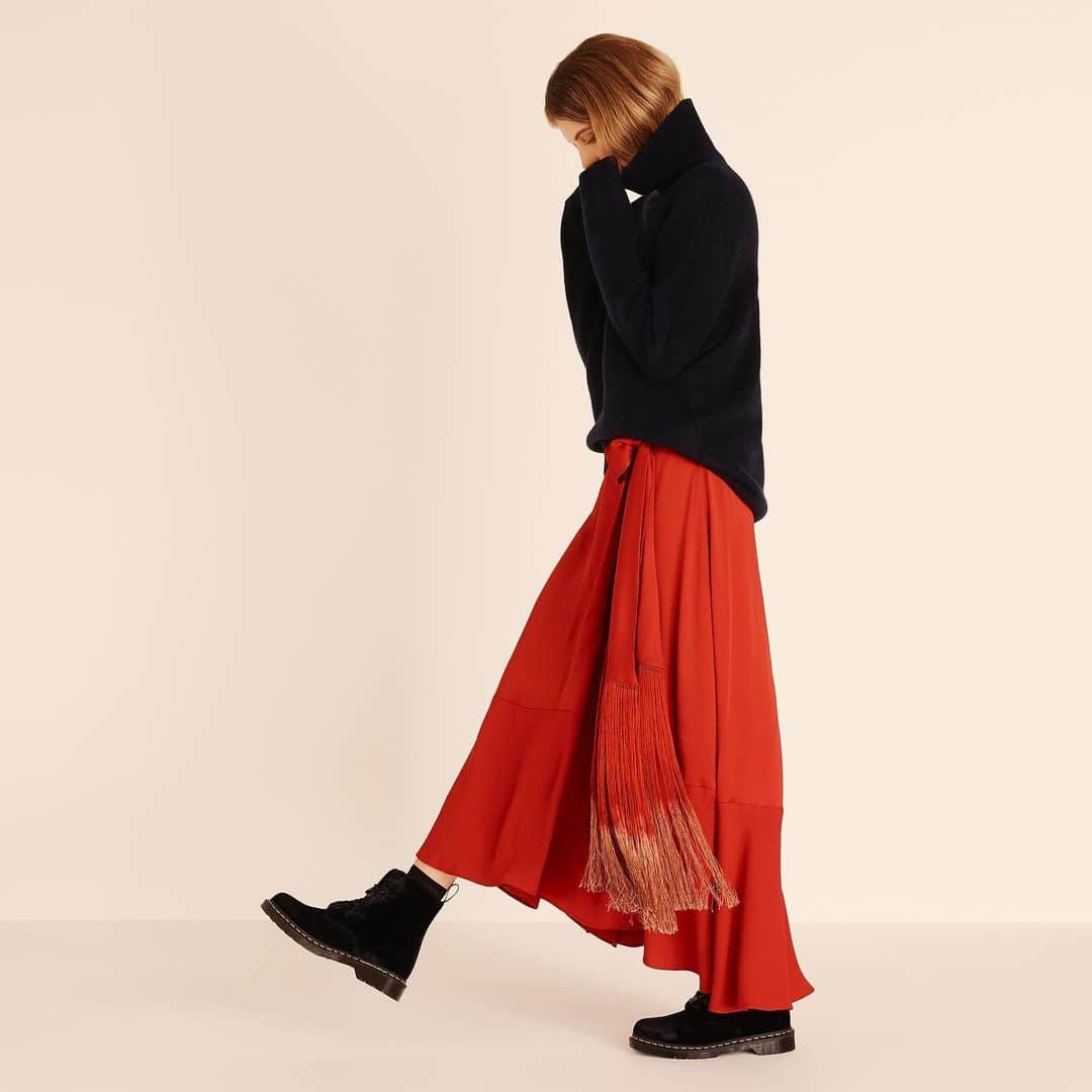 アマンダ ウェイクリーのインスタグラム：「Luxey cashmere teamed with sumptuous satin... an iconic Wakeley mix   #satinskirt #cashmere #chunkyknit #fringing #aw20 #effortlesschic」