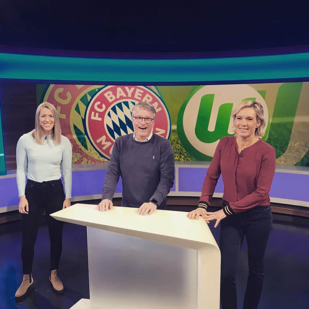 Verena Faisstさんのインスタグラム写真 - (Verena FaisstInstagram)「Ein Fußballspiel mal anders 🙋🏼‍♀️✌🏼 Nach meinem Karriereende im Sommer durfte ich das Topspiel der @die_liga, zwischen dem FC Bayern & dem VfL Wolfsburg, bei @br24sport als Expertin live miterleben. Mit @julia.buechler war das echt ne runde Sache 💃🏼Und das Beste: Verdienter Sieg für die @fcbfrauen ❤️ #neuewege #topspiel #expertinnenamwerk #molguggewiesweitergeht #frauenpower #endlichgewonnen #berndwarauchamstart」11月18日 3時17分 - vereni2205