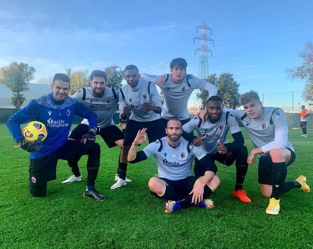 ボローニャFCさんのインスタグラム写真 - (ボローニャFCInstagram)「🏆 WINNING TEAM 🏆  #WeAreOne」11月18日 3時21分 - officialbolognafc