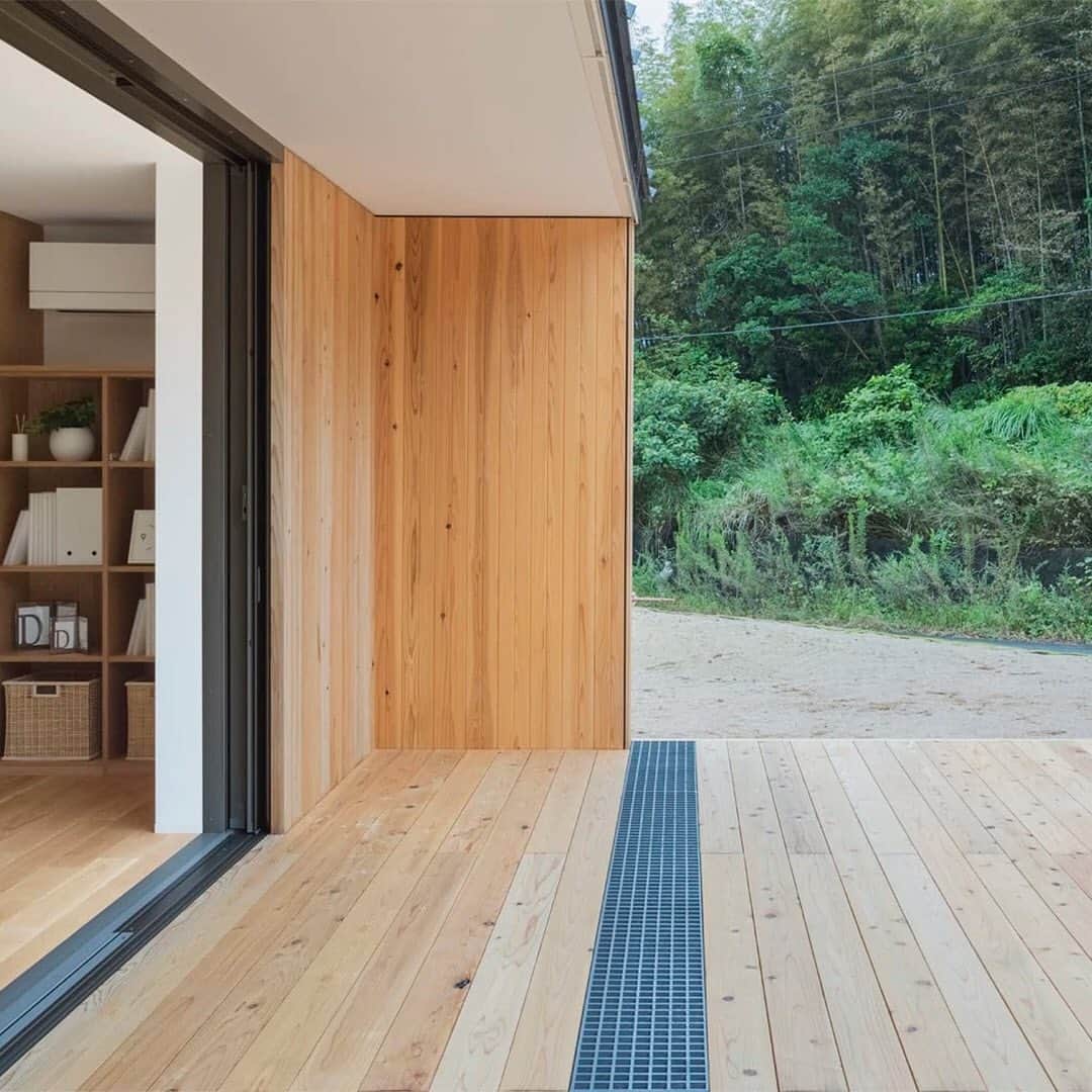 HYPEBEASTさんのインスタグラム写真 - (HYPEBEASTInstagram)「#hypeAF: @muji_global has opened Its minimal prefab home in Yamaguchi. Already teased in an 80 square meter layout, this new model home shows what the prefab could look like if set up for a small family. To maximize natural light, large floor-to-ceiling windows along with a sloped ceiling were adopted to allow for more light to enter the home. In order to create a sense of openness within the house, an open concept was utilized with movable partitions that play the part in dividing up space when needed. Creating a connection with nature is a large outdoor wooden deck that merges seamlessly with the main structure – the absence of steps or gates ensures that the transition from home to nature is instant. Expect to pay close to $160,000 USD for the house.⁠⠀ Photo: MUJI⁠」11月18日 3時22分 - hypebeast
