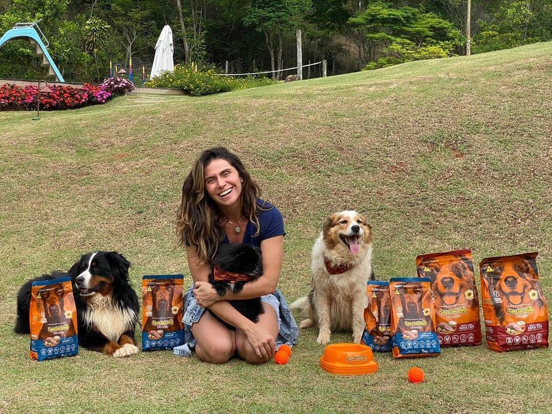 Giovanna Antonelliのインスタグラム：「Genteeee, os cachorros de vocês também ficam ansiosos na hora de comer??? Os meus ficam muito, é uma alegria danada... Tudo isso porque eles estão apaixonados pela ração da @specialdogoficial . Eu estou dando a Special Dog Ultralife Sênior Raças Médias e Grandes, que é perfeitaaaa!! Tem proteínas super funcionais que podem ser servidas puras ou com água para facilitar a mastigação. A Linha Ultralife possui produtos para cada fase da vida do seu cãozinho, entrem lá no site ou no Instagram deles para conferir... Eu super recomendo, depois me digam o que acharam!!  #ad」