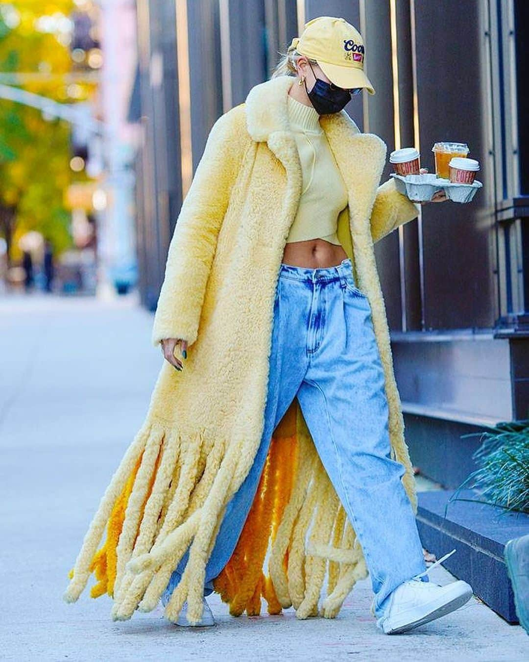 WHO WHAT WEARさんのインスタグラム写真 - (WHO WHAT WEARInstagram)「A little outfit inspiration never hurt nobody. Tap our link for a plethora of cool outfit ideas from our favorite stylish celebs that you can borrow this fall and winter. photos: getty images」11月18日 3時31分 - whowhatwear