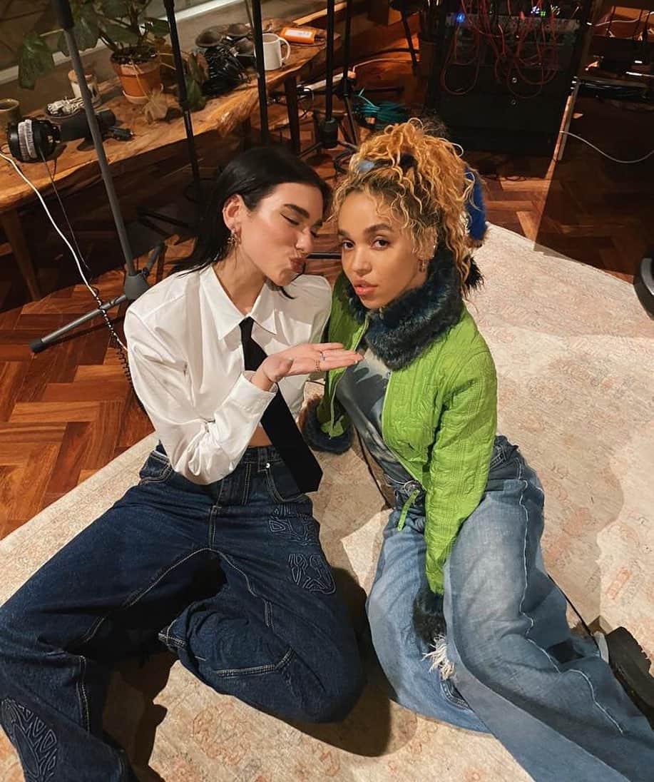 FKAツイッグスのインスタグラム：「yay! can’t wait to perform at STUDIO 2054 @dualipa <3」