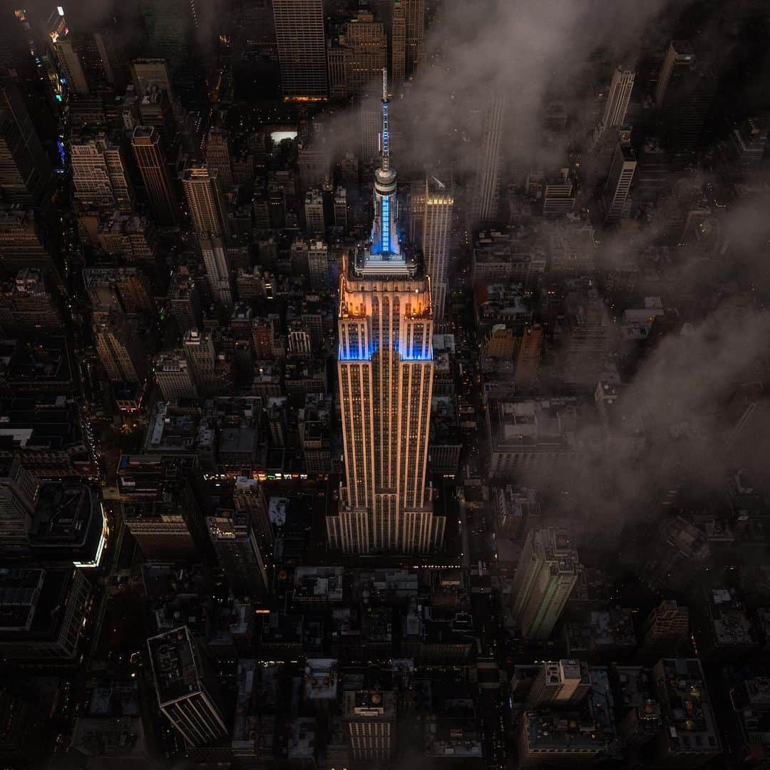 Empire State Buildingさんのインスタグラム写真 - (Empire State BuildingInstagram)「THE VOTES ARE IN: Announcing our 2020 Photo Contest WINNERS! 🤩  ⠀⠀⠀⠀⠀⠀⠀⠀⠀  Swipe to see each category winner, followed by our $1500 Second Place winner & finally, our $5000 Grand Prize Winner! 👏  ⠀⠀⠀⠀⠀⠀⠀⠀⠀  📷 (in order): General Entry Winner, @Ceos_Downbeat, Best Weather Shot, @ninawolfe, Views Shot Winner, @haoyue16, Best Photoshop/Edit, @quentinmui.photos, Exhibit Shot Winner, @Ibrox.7, Best Quarantine Shot, @yossiflerphoto, Aerial Shot Winner, @onetwotwee, Best Smart Phone Shot, @callyhagster, Second Place Overall Winner, @craigsbeds & GRAND PRIZE WINNER, @maximusupinnyc! #EmpireStateBuilding」11月18日 3時32分 - empirestatebldg