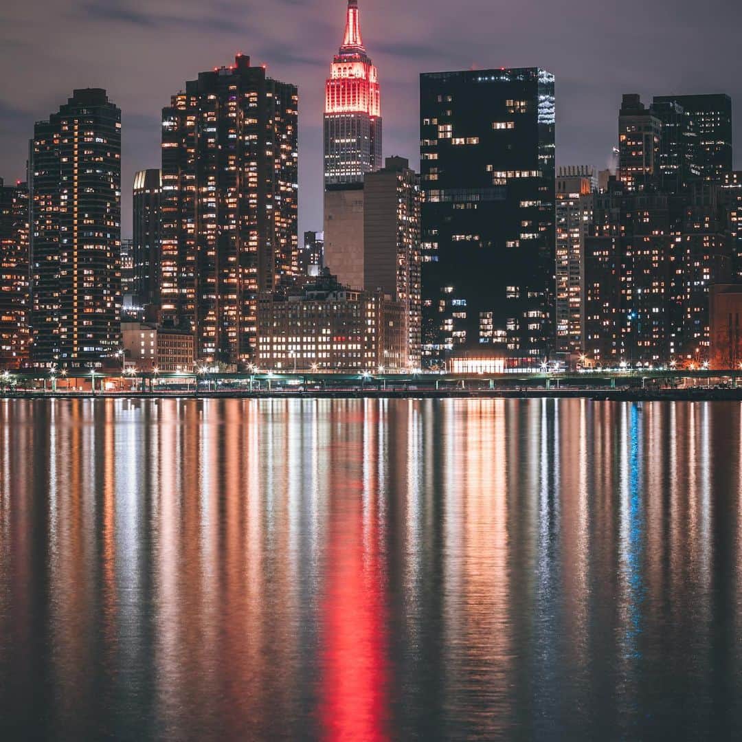 Empire State Buildingさんのインスタグラム写真 - (Empire State BuildingInstagram)「THE VOTES ARE IN: Announcing our 2020 Photo Contest WINNERS! 🤩  ⠀⠀⠀⠀⠀⠀⠀⠀⠀  Swipe to see each category winner, followed by our $1500 Second Place winner & finally, our $5000 Grand Prize Winner! 👏  ⠀⠀⠀⠀⠀⠀⠀⠀⠀  📷 (in order): General Entry Winner, @Ceos_Downbeat, Best Weather Shot, @ninawolfe, Views Shot Winner, @haoyue16, Best Photoshop/Edit, @quentinmui.photos, Exhibit Shot Winner, @Ibrox.7, Best Quarantine Shot, @yossiflerphoto, Aerial Shot Winner, @onetwotwee, Best Smart Phone Shot, @callyhagster, Second Place Overall Winner, @craigsbeds & GRAND PRIZE WINNER, @maximusupinnyc! #EmpireStateBuilding」11月18日 3時32分 - empirestatebldg