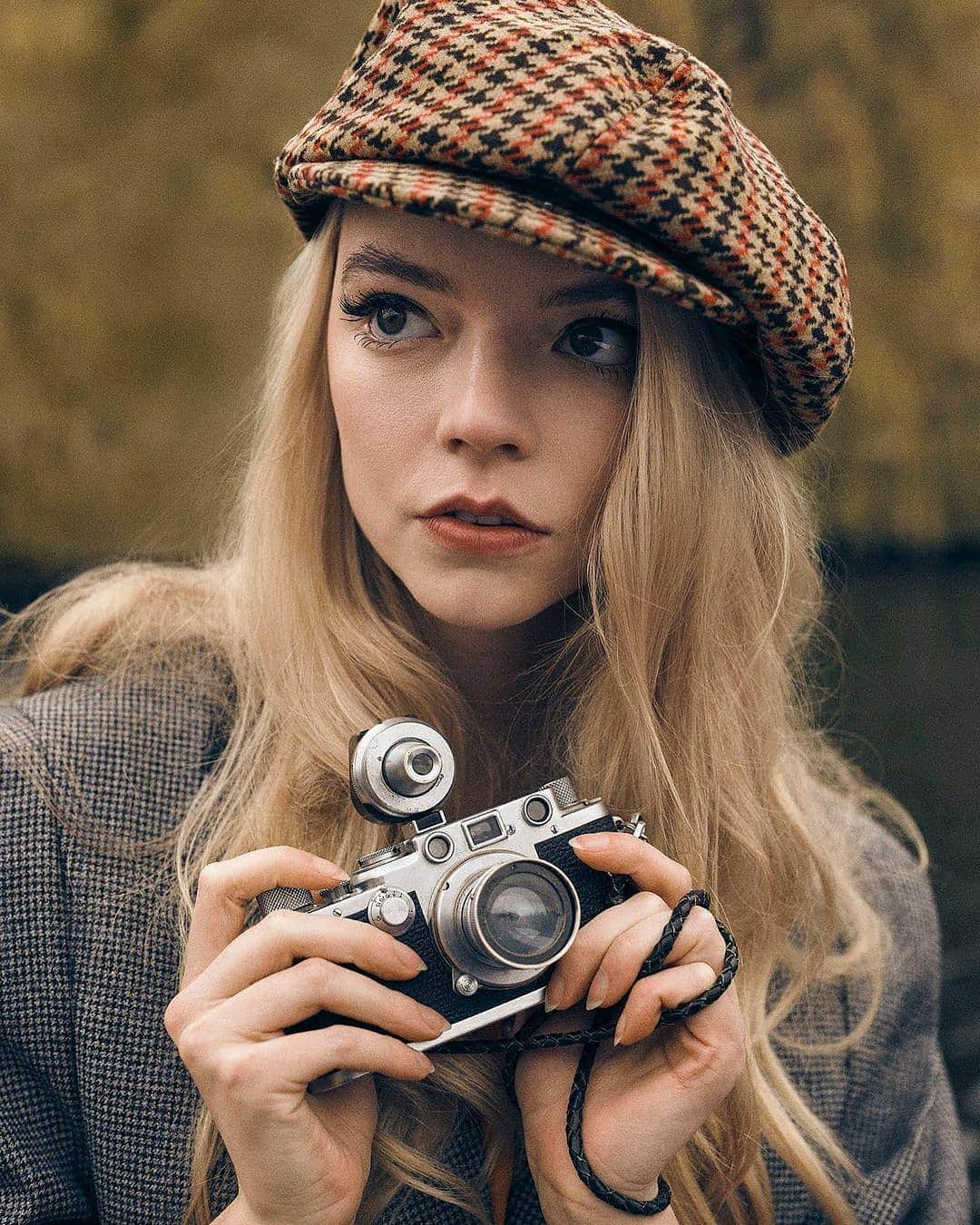 Portrait|Life|Fashion|Faceのインスタグラム：「Selection by  @unsalsicilli ➻ THE QUEENS GAMBIT ♟♥️♟ Which one is your favorite 1,2,3.. ━━━━━━━━━━━━━━━━━━━ Photo by @charliegraystudio Model @anyataylorjoy x @samohtsangster  @netflix   Congratulations!  ━━━━━━━━━━━━━━━━━━━ Team #portraitmood Founder @humanistagram  ━━━━━━━━━━━━━━━━━━━ #thequeensgambit #netflix」