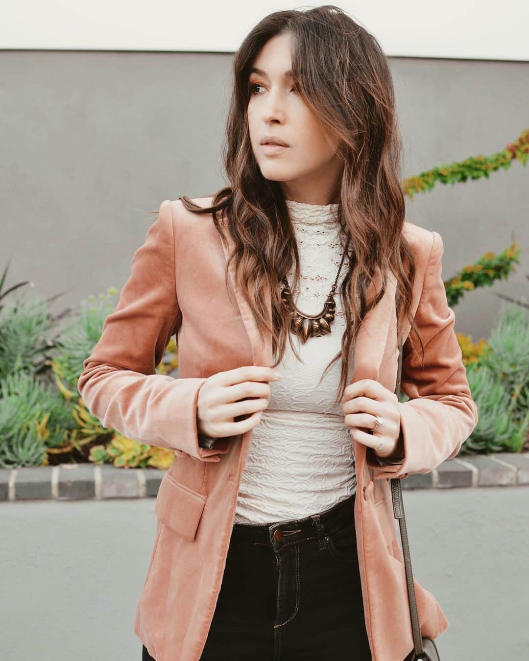 ケイト・ボイージェルのインスタグラム：「dusty pink but make it velvet 🌸🌷this blazer is my new favorite because it’s warm and comfy but still makes me feel like I actually tried 👌  .  This is one of 4 of my favorite cold weather outfits I’m sharing on my blog @wethedreamers today, and bonus-  all 4 outfits work with the same top and pair of shoes! Even though I’m not sure how much traveling anyone will be doing this year, I always love finding different ways to wear closet staples that work really well in a carry-on or weekend bag. Head to the link in @wethedreamers bio to read more! ✨⚡️💫🌙 .  You can also shop this exact blazer in the @liketoknow.it app by screenshotting this pic! I tagged a few other velvet blazers I’m loving plus a bunch of similar mock neck tops in there too. 🌟 .  https://wethedreamers.com/blog/2020/11/17/how-to-make-4-cute-cold-weather-outfits-with-one-top」