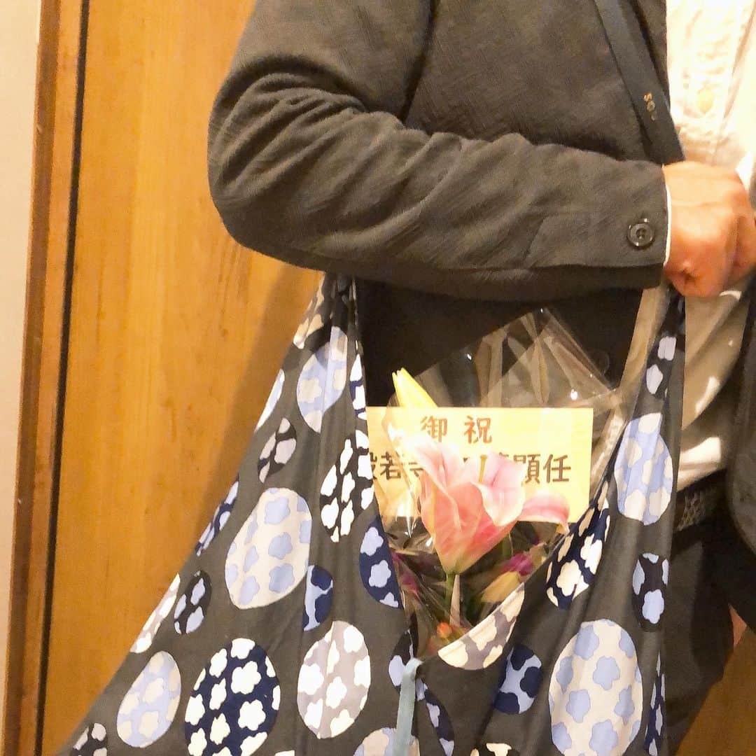 和泉元彌さんのインスタグラム写真 - (和泉元彌Instagram)「20201108  奈良の「コスモス寺」としても有名な 般若寺さま…忍性菩薩のご縁で お会いして以降のつながり。  副住職様には、 以前の公演にもご来場いただけておりましたが、 本日の公演は、 コスモスを楽しみに来訪される皆様のため お寺を離れることができず、 「残念ですが…」と、会場を彩る籠花を お届けいただけました。  本当にありがたいことこの上ないのですが… そうか！コスモスのシーズン‼︎ という訳で、おねだりして… 「コスモスの写真を拝見したいです。お手隙の時にでも…」なんでメッセージを送ってしまいました。  すると…開演前に届いた写真❣️  いつもながら優しく柔らかい心に触れ ウルっと…。  一段と晴れやかな気持ちになりました。  有り難いことです。  ソーシャンディスタンスもなんのその！ どれだけ離れていても、 確かな心に触れることはできるのです‼︎  また、奈良の皆さんに会いたいなぁ…。  #奈良 #般若寺 #コスモス寺  #浄土寺 #忍性菩薩  #和泉元彌 #狂言 #和泉流宗家」11月17日 18時59分 - izumimotoya