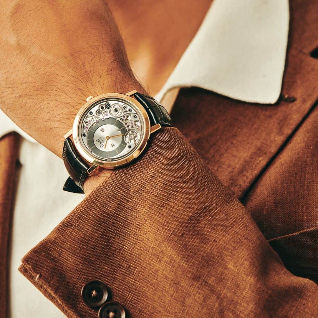 ピアジェさんのインスタグラム写真 - (ピアジェInstagram)「Get closer to the 𝒊𝒏𝒏𝒐𝒗𝒂𝒕𝒊𝒐𝒏 that shook the watchmaking world, the #PiagetAltiplano Ultimate Automatic watch. 𝑰𝒏𝒗𝒆𝒏𝒕𝒊𝒐𝒏 upon invention, a watch of a mere 4.30mm thickness was made 𝒑𝒐𝒔𝒔𝒊𝒃𝒍𝒆. - #Piaget #WatchShot #Watchmaker #WhatsOnYourWrist  #Hodinkee @hodinkee」11月17日 19時00分 - piaget