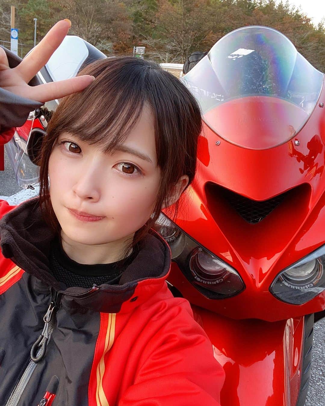 AMIのインスタグラム：「・ ・ 久々の自撮り⸜(* ॑ ॑* )⸝ 寒くてもバイク乗るぞ～！！🏍 ・ ・ ・ 【amiチャンネル初イベント開催のお知らせ】 ・ ・ ☕️-ami channel cafe-☕️ ・ □12月13日（日） □10:00-16:00 □ライコランド東雲店駐車場 特設テント ※雨天中止 □ドリンク販売 □オリジナルグッズ販売 （ステッカー/🆕キーホルダー） ※グッズ購入特典 : 2ショットチェキ(サイン付き)又は写メ撮影券 ※キーホルダーは12/13発売開始の新グッズです✨ ※商品の在庫が無くなり次第イベント終了 ・ ・ ・ ‎特設テント横に愛車の Ninja400/z900rs/zx-14r の3台を 展示しようと思ってます🏍 z900rsは沖縄から持ってきます✊🏻🌺 ‎(是非立ちゴケの傷を拝んでください、笑) ・ ‎10時～16時まで、わたしはずっと販売員してますので、お時間がある時にお立ち寄りください～'٩꒰｡•◡•｡꒱۶'☕ ・ ・ 🙏 🙏イベント当日のお願い🙏🙏 新型コロナ感染予防に伴い、マスク着用厳守でお願いします。 37.5度以上の熱のある方は当日の来場をお控え下さい。 撮影等はすべてマスク着用で行います。 販売員は手袋を着用させて頂き、お会計後にアルコール消毒をする事をご了承ください。 ご協力を宜しくお願いします🙇‍♂️ ・ ・ ・  #バイク #バイク女子 #bike #バイクのある生活  #バイクのある風景  #バイクが好きだ  #バイク好きな人と繋がりたい  #バイクウェア #kawasaki #ninja400 #z900rs #zx14r」