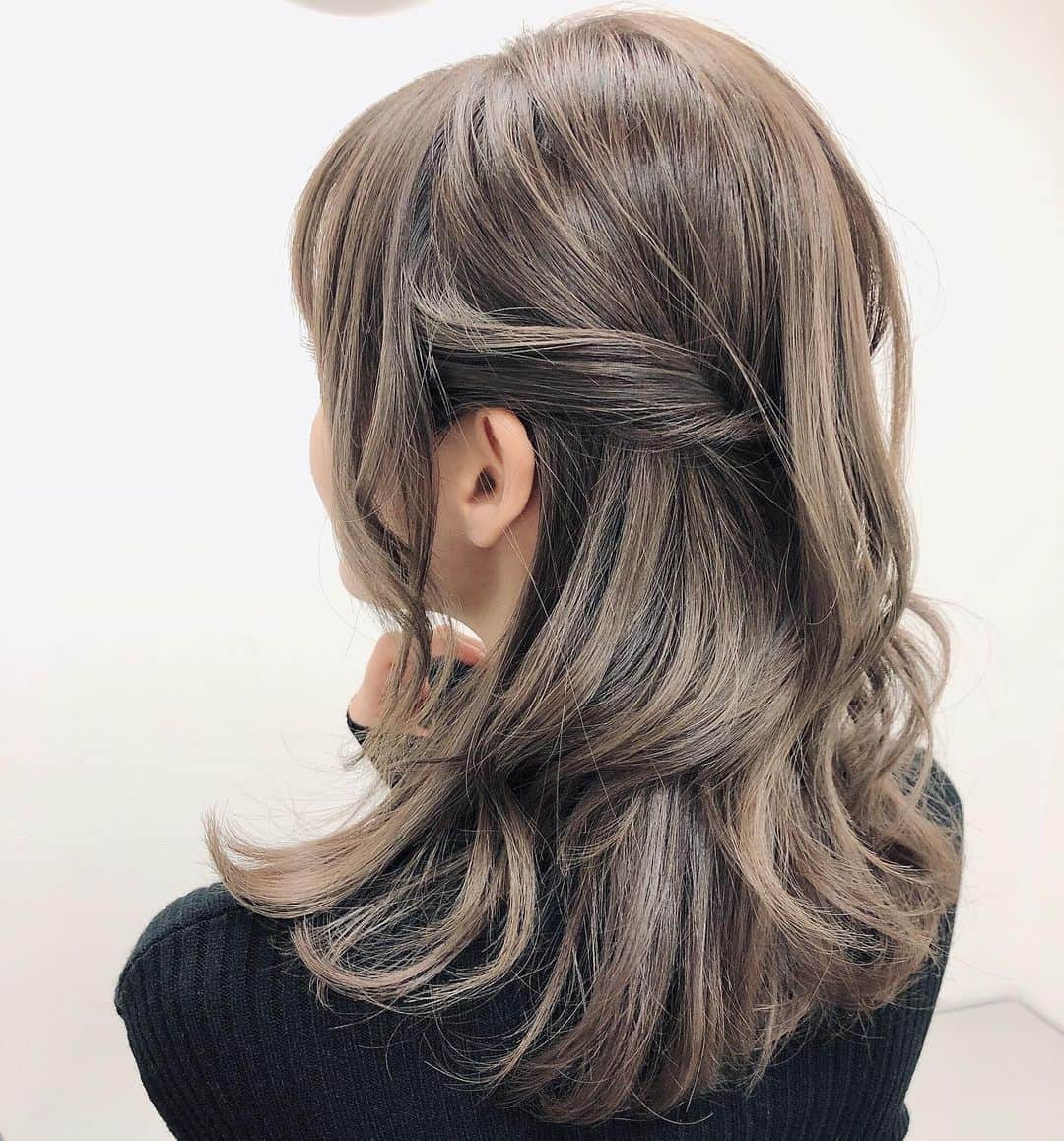美沙玲奈のインスタグラム：「♡ この髪型可愛かった〜🌼 自分でも出来たらいいのになぁ🥺  #ヘアメイク」