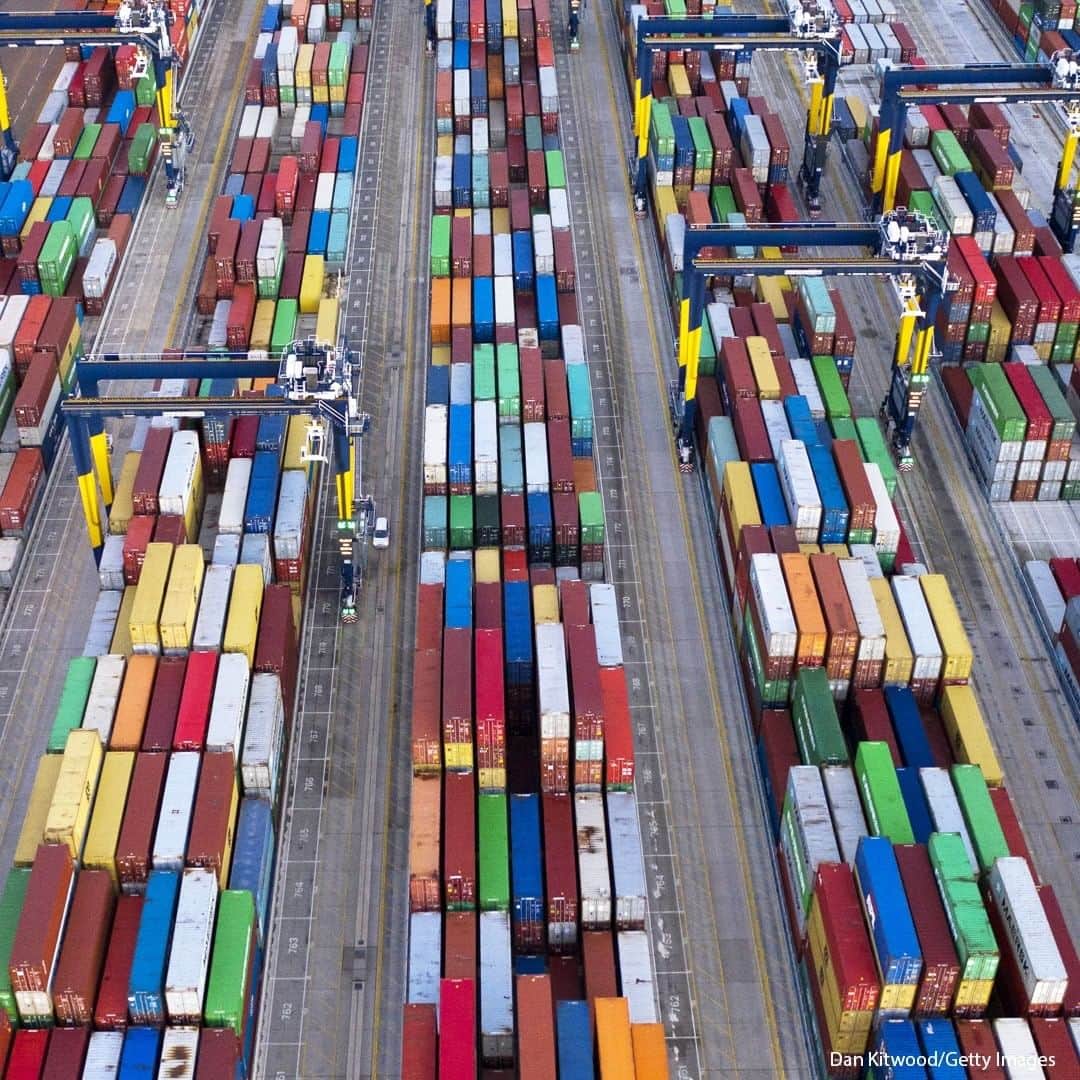 ABC Newsさんのインスタグラム写真 - (ABC NewsInstagram)「Crates are stacked at a congested Felixstowe Port, England. Shipping companies and retailers have complained of delays in unloading arriving freight amid allegations of Brexit and pandemic stockpiling, with one ship told it could wait up to 10 days for a berthing slot. #brexit #felixstowe #england」11月17日 19時00分 - abcnews