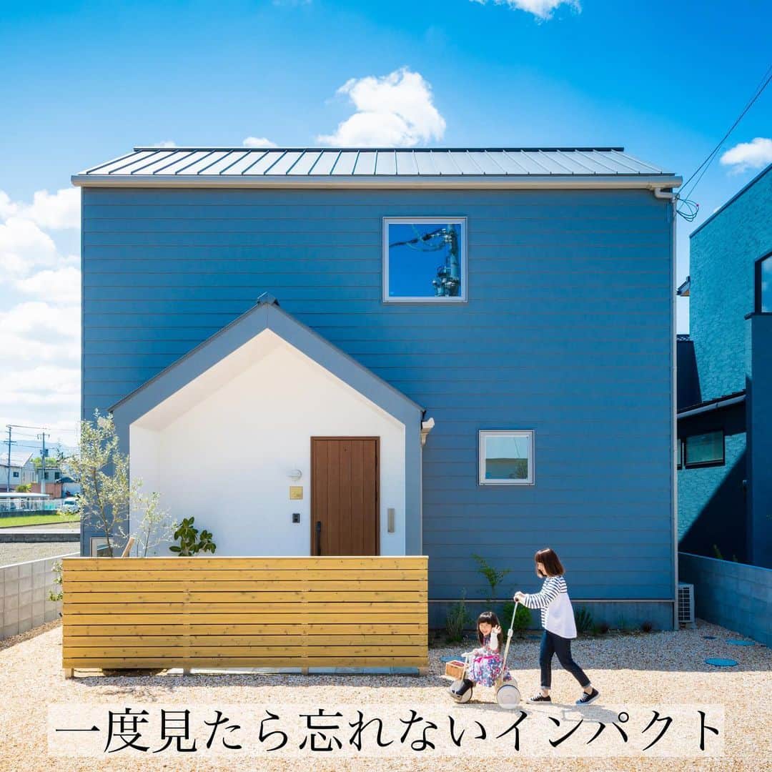 homelife 夢を叶える暮らし方のインスタグラム：「【住宅街で目立つ家】 . . 青と白、ガルバリウムとウッド それぞれの対比のバランスがちょうどいい♪ インパクト大で住宅街で目立つ可愛いお家です😆 . こちらのアカウントではホームライフのお施主様の施工写真を投稿しています。 その他の施工写真は、 @homelife_gallery のURLからご覧いただけます。 . 家づくりの資料請求はコチラから @homelife_shiryou . . #外観 #ガルバリウム #木目調 #ナチュラル #三角屋根 #玄関 #青空と暮らす家 #シンボルツリー #ローコスト住宅 #マイホーム #夢のマイホーム #間取り #グランピング #ベランピング #注文住宅 #自由設計 #デザイン住宅 #リノベ #リフォーム #全国にいい家を #コラボハウスとコラボ #建築士と建てる #myhome #homelife_京都 #homelife_大阪 #homelife_兵庫 #ホームライフ #ホームライフ100 #アーキホームライフ」