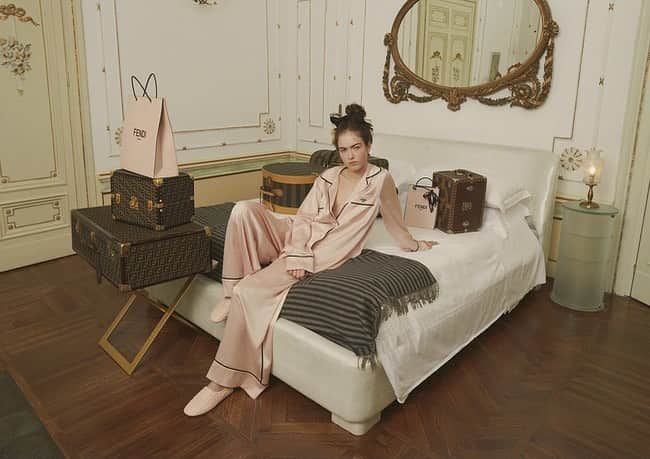 Fashion Headlineのインスタグラム：「フェンディから、現代のトラベラーのためにデザインされたホリデーコレクションがローンチ!   11月より世界中のフェンディ直営店、および公式オンラインストアfendi.com にて発売予定です🎄  check☞ @fashionheadlinejpn website 新しいコレクションでホリデー気分を満喫! フェンディが2020年ホリデーコレクション「フェンディ ローマ」を発売 https://www.fashion-headline.com/article/56002」