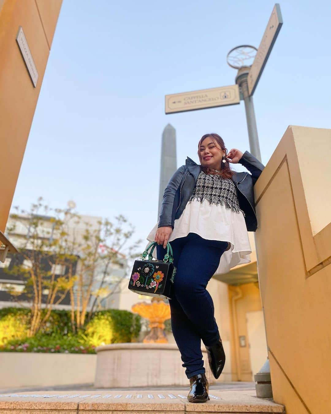 桃果愛さんのインスタグラム写真 - (桃果愛Instagram)「🤍  #psootd   Riders jacket＊LAVEANGE @laveange_official   Tops＊Re-j @re.j_supure_official   Denim＊UNIQLO @uniqlo   Scarf＊フォーエル @foel_ladies  @foel_official   Bag＊Nicolelee @nicoleleeusa   Boots＊GU @gu_for_all_  @gu_global   シンプルなコーデには私好みの小物でアクセント。 個性のあるファッションが好き❤︎  #自分を愛してHappyに #Aimomoka💋  #ぽっちゃりコーデ #ootd #コーデ記録 #laveange #リジェイ  #カジュアルファッション #uniqloコーデ #ファッション #フォーエル #ユニクロコーデ #ユニクロ購入品 #ユニクロデニム族  #ライダースコーデ #ライダースジャケット #ポジティックコーデ #チネチッタ #plussizemodelmag #plussizemodel #plussizefashion #plussizejapan #plussizeyoutuber」11月17日 18時57分 - ai_momoka.plussizemodel