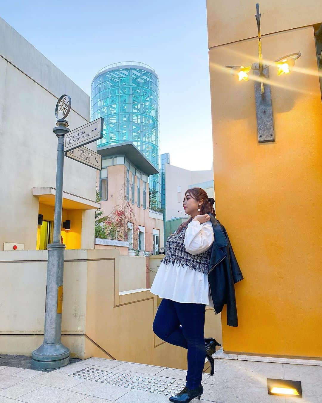 桃果愛さんのインスタグラム写真 - (桃果愛Instagram)「🤍  #psootd   Riders jacket＊LAVEANGE @laveange_official   Tops＊Re-j @re.j_supure_official   Denim＊UNIQLO @uniqlo   Scarf＊フォーエル @foel_ladies  @foel_official   Bag＊Nicolelee @nicoleleeusa   Boots＊GU @gu_for_all_  @gu_global   シンプルなコーデには私好みの小物でアクセント。 個性のあるファッションが好き❤︎  #自分を愛してHappyに #Aimomoka💋  #ぽっちゃりコーデ #ootd #コーデ記録 #laveange #リジェイ  #カジュアルファッション #uniqloコーデ #ファッション #フォーエル #ユニクロコーデ #ユニクロ購入品 #ユニクロデニム族  #ライダースコーデ #ライダースジャケット #ポジティックコーデ #チネチッタ #plussizemodelmag #plussizemodel #plussizefashion #plussizejapan #plussizeyoutuber」11月17日 18時57分 - ai_momoka.plussizemodel