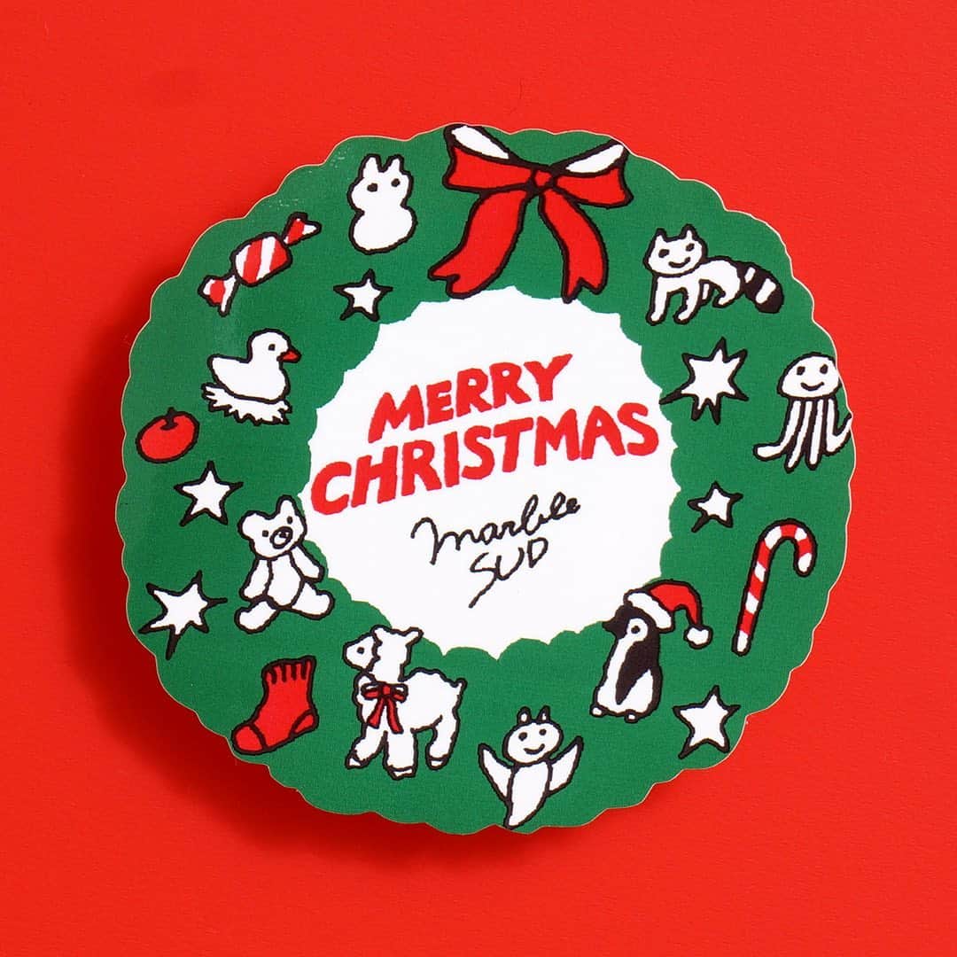 marbleSUD(マーブルシュッド) のインスタグラム：「あと38日でクリスマス🎄お世話になったあの人や、大切なあのひとへ、そして自分へのご褒美へ…とっておきのプレゼントはいかがですか？ 🎅 マーブルシュッドには、お洋服はもちろん、今の季節にぴったりなニット小物やソックス、女子に人気のがま口アイテム、プチギフトにオススメのキーホルダーや缶バッジなど、スペシャルなアイテムが盛りだくさん。 🎅 悩んでしまったらぜひスタッフにご相談を。シーンや予算に合わせたご提案をさせていただきます☆ラッピングは無料で承っておりますので、お気軽にお声がけください。 🎅 さらに！11月17日(火)〜12月25日(金)までの間、税込1,000円以上お買い物いただいたお客さまにオリジナルのクリスマスステッカーをプレゼントいたします♪とっても可愛いので、こちらも合わせて是非ゲットしてくださいね。」