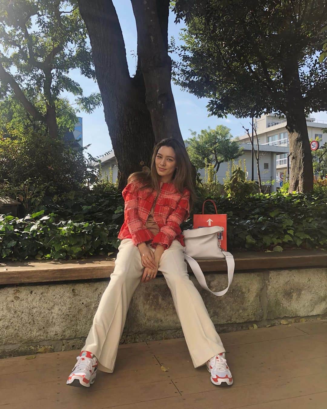 ステファニーのインスタグラム：「🍎🕊🌿 久しぶりにあったかくて 気持ちよかった日。 ツイードJKって好きだなぁ。」