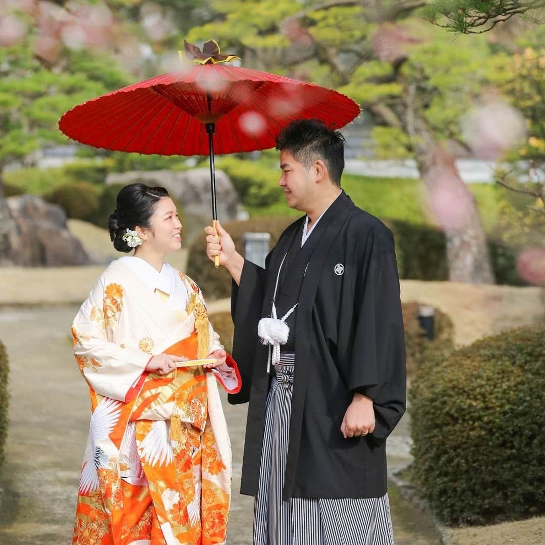 家族挙式さんのインスタグラム写真 - (家族挙式Instagram)「✳︎ 和の結婚式♡ 伝統と歴史ある日本庭園で こだわりWEDDING PHOTO 記念の1枚を家族挙式で♡  -------------------  【2020年11月末まで！】  \年内実施の会食•披露宴プランお申し込みで/ ✳︎挙式スナップ写真60カット(77,000円分)プレゼント✳︎ ▽詳しくはTOPのリンクから❁ >>> @kazoku_wedding  ----------------------- ❁テレビCM放映中 ▹▸ ”家族挙式ベスト”なら 【挙式・衣裳・美容・写真】が含まれたプランが99,000円〜叶います＊ ▽予約はTOPのリンクから❁ >>> @kazoku_wedding ------------------- #家族挙式 #ベストアニバーサリー #家族 #Family #家族婚 #bestanniversary #少人数婚 #ウェディング #結婚式準備 #結婚式 #フォトウェディング #プレ花嫁 #卒花 #日本中のプレ花嫁さんと繋がりたい #花嫁 #卒花嫁 #国内挙式 #weddingdress #ウェディングドレス #プラコレ #Dressy花嫁 #2020秋婚 #2021春婚 #2021夏婚 #2020冬婚 #和婚 #和装フォト #前撮り」11月17日 19時07分 - kazoku_wedding