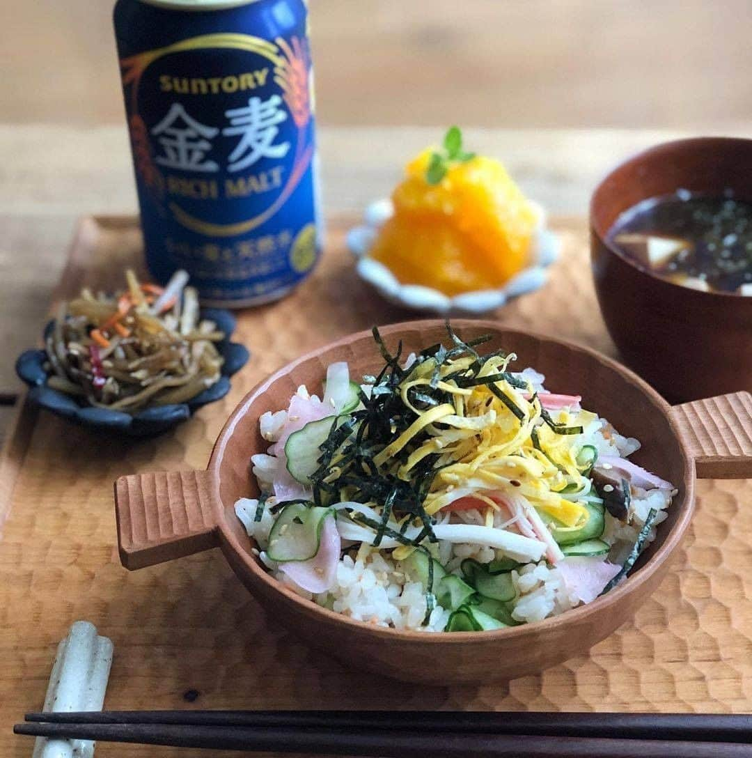 サントリーさんのインスタグラム写真 - (サントリーInstagram)「冬の食卓は #金麦 と一緒に🍻 . 澄んだ後味でどんな食事にも合う😌💕 おつまみと合わせるもよし、どんぶりと合わせるもよし🙌 . 素敵な食卓の投稿をピックアップしてご紹介します😉 . 皆さんはどんなお食事と合わせてビールを飲みたいですか😊❔ 1️⃣鶏のから揚げ 2️⃣ポテトサラダ 3️⃣たこ焼き 4️⃣その他 コメントで教えてください💡 . 💓photo by @utosh @t_ammy @casa_plus_ @kogumac . . タグ付け投稿、嬉しいです✨ ありがとうございます☺ . . ┈┈┈┈┈┈❁✿✾┈┈┈┈┈┈ . タグ付けや、ハッシュタグ投稿をピックアップしてご紹介します🌠 @suntory_jp を付けて、皆さんの素敵な写真をぜひシェアしてください📷✨ . ┈┈┈┈┈┈❁✿✾┈┈┈┈┈┈ . . . #金麦 #金麦のある食卓 #金麦スタイル #ビール #金麦愛好家 #金麦あいあい皿 #お疲れビール #晩酌グラム #晩酌 #お酒好きと繋がりたい #晩酌好きな人と繋がりたい #今日の夜ご飯 #豊かな食卓 #食卓風景 #器のある暮らし  #酒スタグラム #家飲み #宅飲み #夫婦飲み #おうちのみ  #おいしいお酒 #食欲の秋🍁  #おうちごはん #おうち時間 #暮らしを楽しむ #日々の暮らしを楽しむ #日々の暮らし #サントリー #suntory」11月17日 19時01分 - suntory_jp