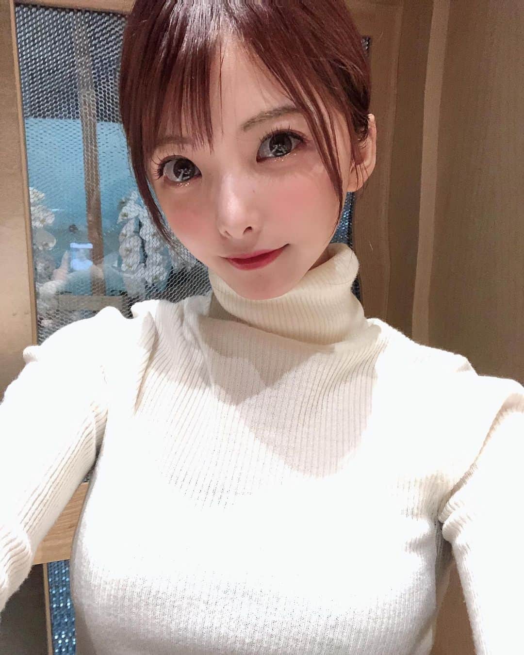 岡田栞奈のインスタグラム：「タートルニットの季節だねえ🧶 #ぬくぬく」