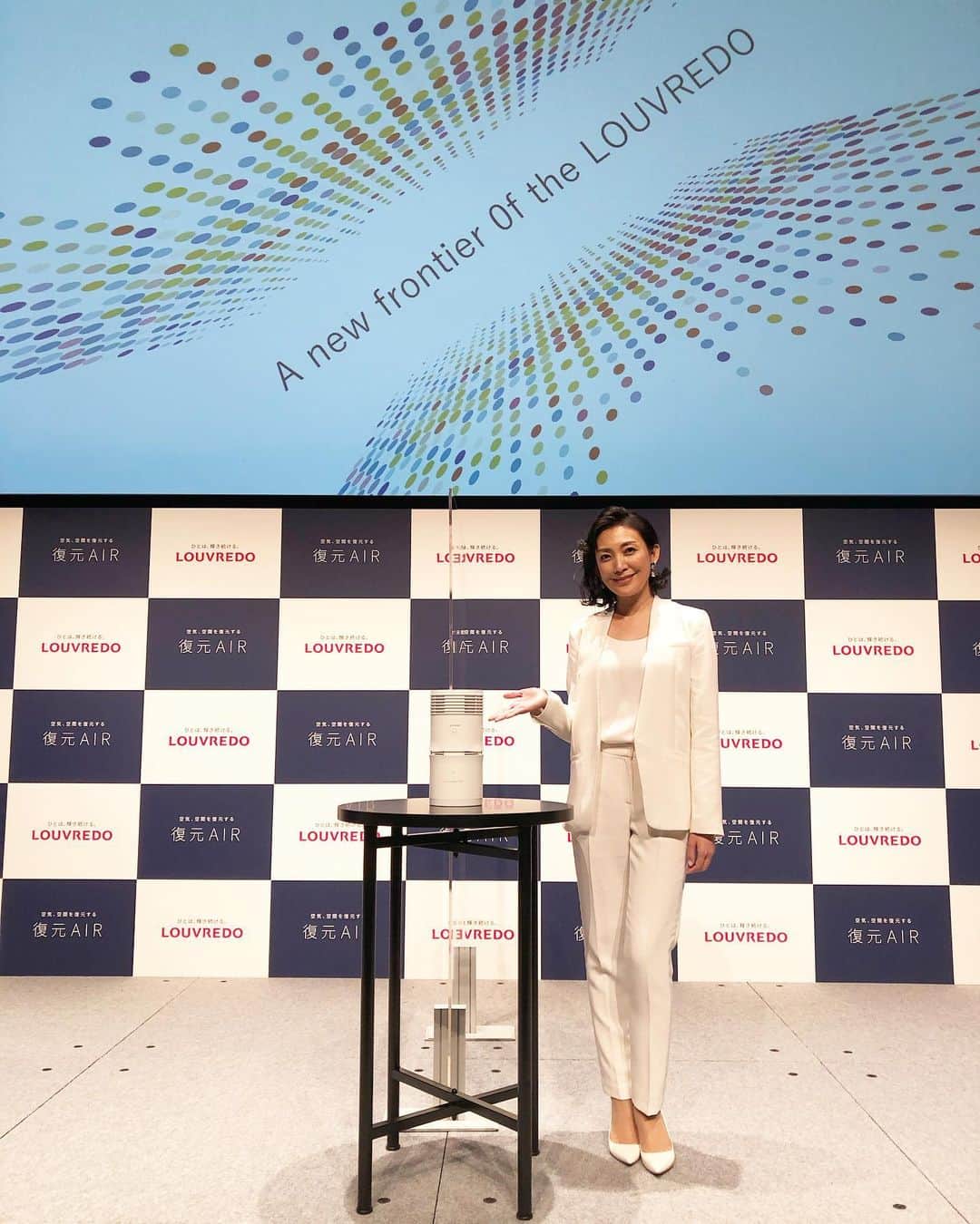 田中美里のインスタグラム：「来年発売される LOUVREDOの空気清浄器 「復元AIR」 これは、画期的！ 来年が待ち遠しい。 絶対欲しい！ USB給電対応だから どこにでも連れて行きたい。  @louvredo_official   #ルーヴルドー #空気清浄器 #復元air  #ルーヴルドーアンバサダー #人は輝き続ける」