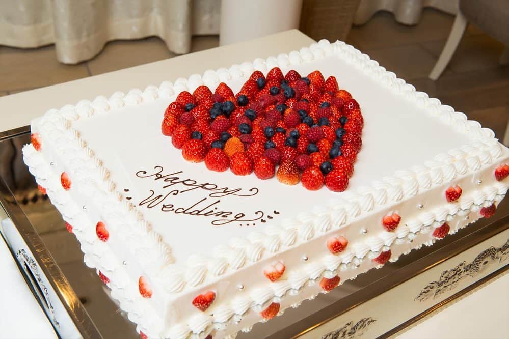 楽婚【公式】Instagramさんのインスタグラム写真 - (楽婚【公式】InstagramInstagram)「✳︎ ♡楽婚のウェディングケーキ  シンプル～個性的なデザインまで おふたりらしを表現できるウェディングケーキ。 楽婚では二人のこだわりを詰め込んだオリジナルケーキをおつくりできます♡  3枚目♥先輩カップル：Yuki & Yuki 会場：#東京ベイ舞浜ホテル  @rakukon をフォローして 『#楽婚』をつけて、 お写真の投稿大歓迎♡ 公式IGでリグラムされるかも！？  Webでご予約はTOPのURLより♡ ⇒@rakukon  #楽婚 #rakukon  #ベストアニバーサリー#ベストブライダル #wedding #ウェディング #フォトウェディング #プレ花嫁 #卒花 #日本中のプレ花嫁さんと繋がりたい #プラコレ #marryxoxo #ウエディングニュース #花嫁 #卒花嫁 #プレ花嫁 #2020年秋婚　#2020年冬婚 #2021年春婚 #2021年夏婚 #結婚式準備 #weddingdress #披露宴演出 #ウェディングアイテム #結婚式演出 #ウェディングケーキ #カラードリップケーキ #ケーキカット #ケーキ入党"」11月17日 19時02分 - rakukon
