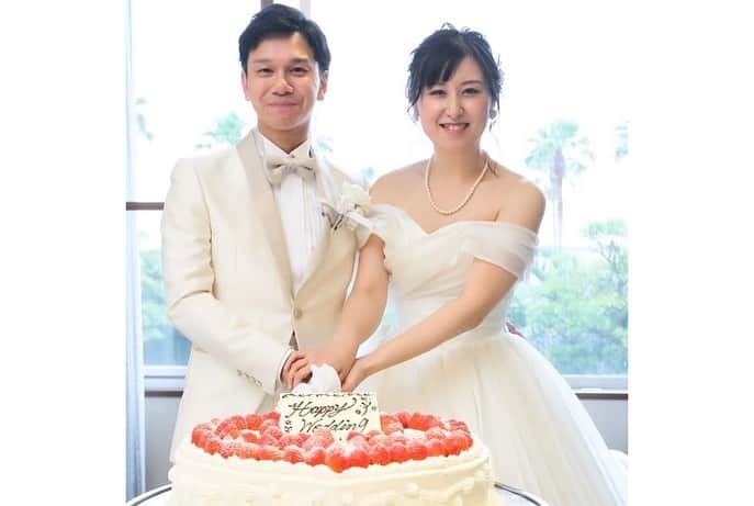 楽婚【公式】Instagramさんのインスタグラム写真 - (楽婚【公式】InstagramInstagram)「✳︎ ♡楽婚のウェディングケーキ  シンプル～個性的なデザインまで おふたりらしを表現できるウェディングケーキ。 楽婚では二人のこだわりを詰め込んだオリジナルケーキをおつくりできます♡  3枚目♥先輩カップル：Yuki & Yuki 会場：#東京ベイ舞浜ホテル  @rakukon をフォローして 『#楽婚』をつけて、 お写真の投稿大歓迎♡ 公式IGでリグラムされるかも！？  Webでご予約はTOPのURLより♡ ⇒@rakukon  #楽婚 #rakukon  #ベストアニバーサリー#ベストブライダル #wedding #ウェディング #フォトウェディング #プレ花嫁 #卒花 #日本中のプレ花嫁さんと繋がりたい #プラコレ #marryxoxo #ウエディングニュース #花嫁 #卒花嫁 #プレ花嫁 #2020年秋婚　#2020年冬婚 #2021年春婚 #2021年夏婚 #結婚式準備 #weddingdress #披露宴演出 #ウェディングアイテム #結婚式演出 #ウェディングケーキ #カラードリップケーキ #ケーキカット #ケーキ入党"」11月17日 19時02分 - rakukon
