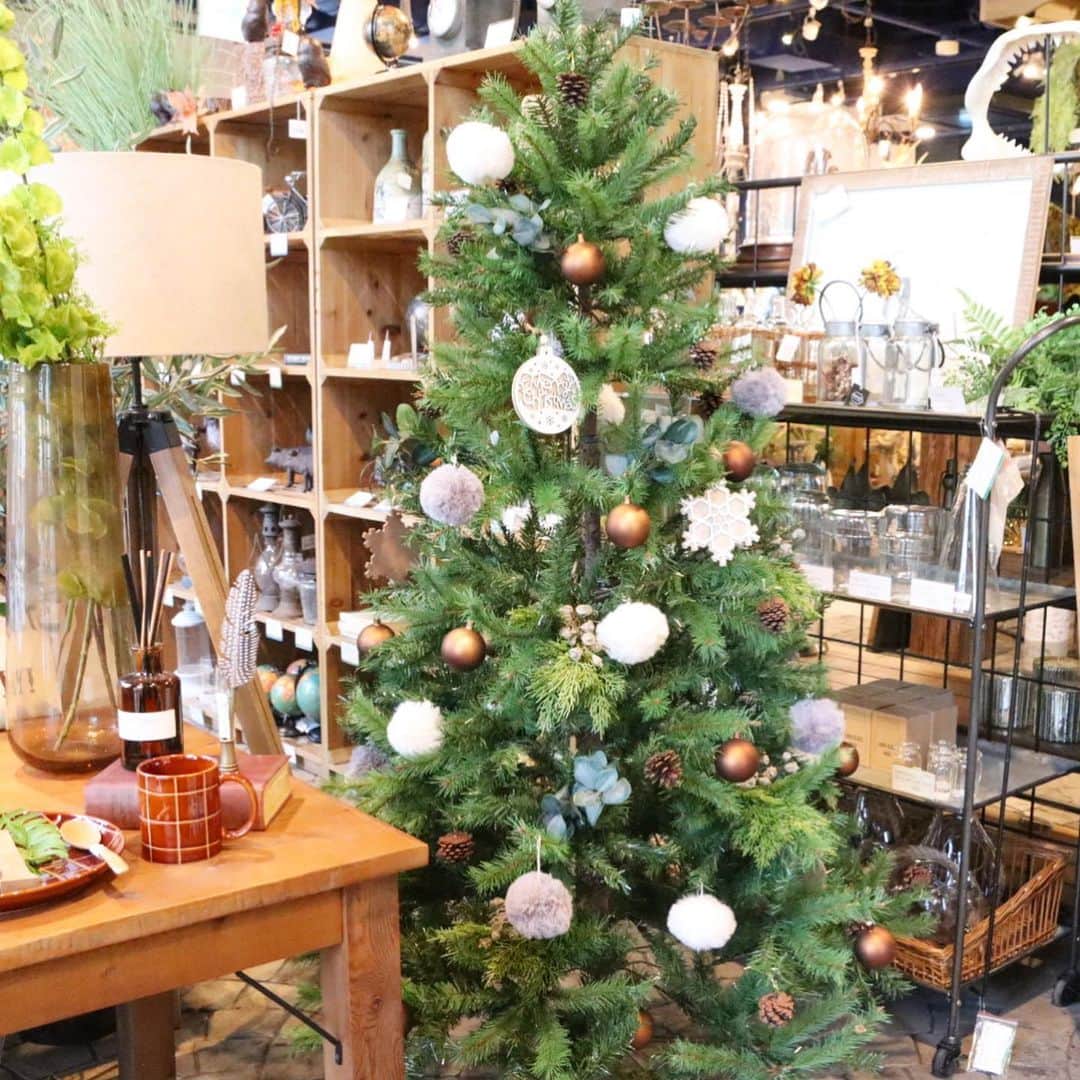 横浜ディスプレイミュージアムのインスタグラム：「🎄クリスマスツリーのご紹介🎄  ノルディックスタイルの心温まるクリスマスツリーはいかがですか？ ふわふわのファーや木素材のオーナメントでデコレーションしています。  さらにフェイクグリーンも装飾に使うのがポイントです🌟 グリーンを束ねて結束バンドで留めています。 これだけでぐっと垢抜けた印象に♪  北欧の森の雰囲気感じられるツリーで、ゆったりとリラックスしたクリスマスを過ごせそうですね☕️ 華やかすぎないツリーはお家のインテリアにも合わせやすいですよ！ ＊ ＊ ＊ クリスマスグッズなら横浜ディスプレイミュージアムへ！ クリスマスツリーはもちろん、オーナメントや電飾、リース、クリスマス雑貨など豊富に取り揃えております✨  #横浜ディスプレイミュージアム #株式会社ポピー #横浜 #ディスプレイ#アーティフィシャルフラワー #フラワーアレンジメント #フラワーデザイン #インテリア雑貨 #インテリア#インテリアコーディネート#スタイリスト#装飾#デコレーション #クリスマスインテリア #クリスマスギフト #クリスマスツリー #クリスマスディスプレイ #横浜散歩 #display #yokohama#flowerarrangement #interiordesign #artficialflower #christmastree #christmasdecor」