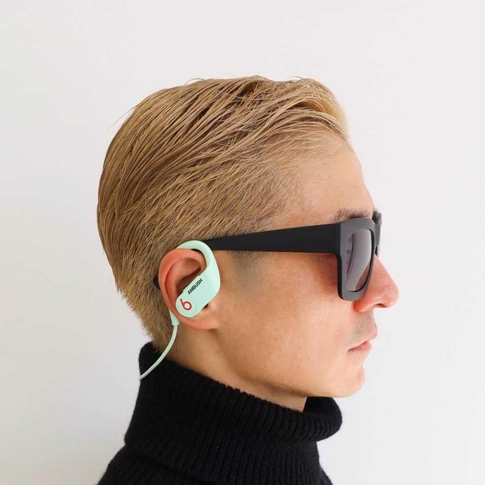 VERBALのインスタグラム：「@ambush_oﬃcial x @beatsbydre Special edition Powerbeats #headphone in #AMBUSH GLOW dropping tomorrow 11.18 Wednesday🎧  AMBUSH GLOW by #beatsbydre filter on insta story🛸」