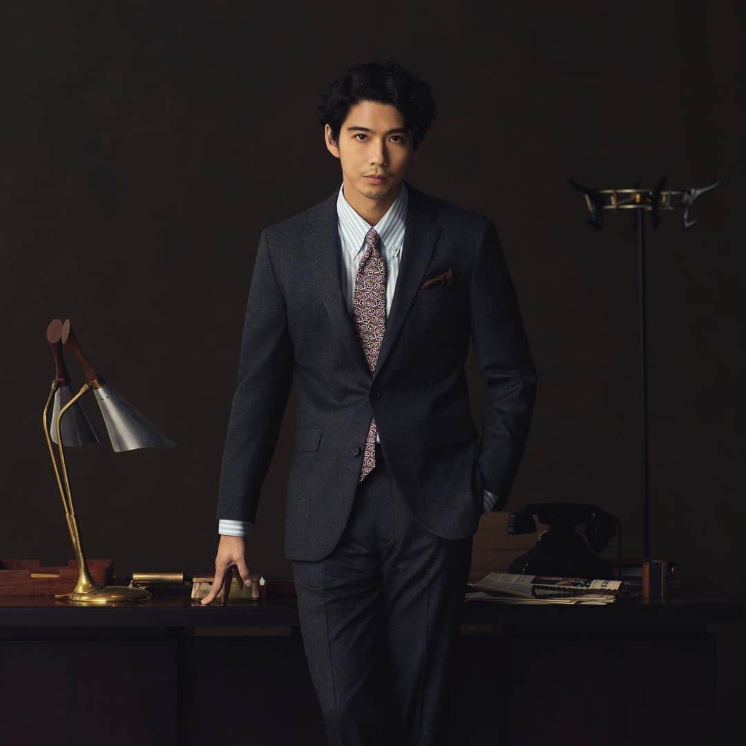 長山一樹のインスタグラム：「GQ JAPANにて賀来賢人さん×Brooks Brothersの撮影を担当させていただきました。  今年で31歳とは思えないぐらいブルックス似合っております。。撮ってて上がりました。  @gqjapan  @brooksbrothersjapan  Model @kento_kaku  Stylist @arata0719  Hairmake #tatsuyanishioka Writer @junyahasegawa  Editor @takasugi_gqjapan  Set design #takayukimitsuizumi  Photographer @kazuki_nagayama  #gqjapan #brooksbrothers #賀来賢人 #mensfashion #gentlemanstyle #suit #photography #portrait #hasselblad #h6d #kazukinagayama #長山一樹」