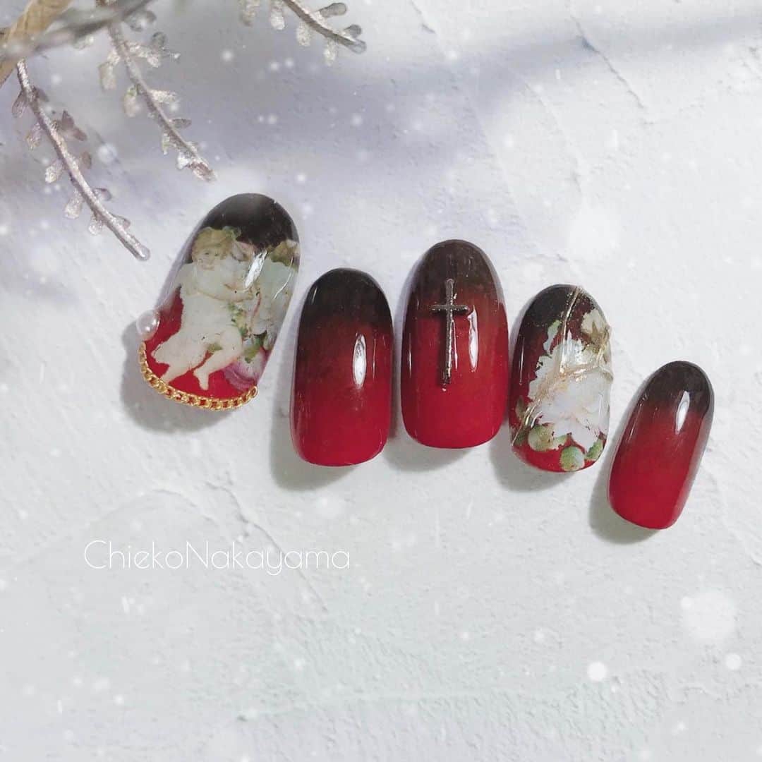 なかやまちえこのインスタグラム：「ANGEL👼🎄❄️⠀ ⠀ PREGEL ex ミスティーローズヒップ⠀ PREGEL MUSE クリアブラック⠀ Betty gel C1002 くろこ⠀ PREXY キューピットエンジェルホイル⠀ Betty gel ザ・ホイルジェル⠀ ⠀ #nail #nails #nailart #ネイル #美甲 #ネイルアート  #japanesenailart #manucure #japanesenails #manicurist #gelnails #أظافر #네일아트 #미용 #vẽmóng #ngườiđẹp  #เพ้นท์เล็บ #искусствоногтя #artedeuñas #เพ้นท์เล็บเจล #ジェルネイルデザイン #ネイルデザイン #senikuku #nagelkunst #rednails #赤ネイル #エンジェルネイル  @pregelofficial @bettygel_official @kimagure_cat_whim @prexyofficial @nail_premall @joyartofficial @candypocket_official」