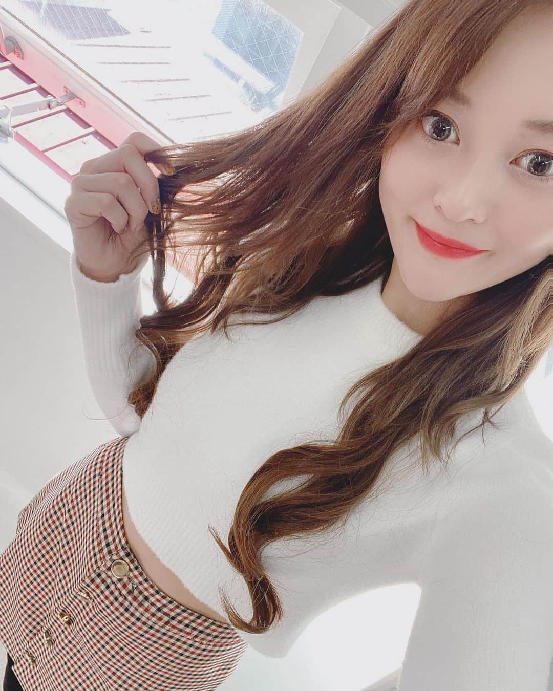 三上玲奈のインスタグラム：「今日と明日は　#クリスマスガーデン　に向けて広告撮影です。  今年の私の衣装だよ🤗 髪の毛は自前のウィッグ　笑笑  みんなでワイワイ撮影や仕事が出来る日がくるなんて久しぶりで感動です😭  ですが、現場入りしてすぐに。検温、メイク室にアクリル板😯 こんな感じでどこでも対策バッチリしながら少しでも日常を楽しみたいですね‼️  コロナ前よりコロナ後の自分が成長するよう頑張ります。  12月4日〜25日はクリスマスガーデンに是非遊びに来てね🤗  詳細は又告知しますね♩  #ヒビヤガール　#ビヤガーデン　#クリスマスガーデン　#ヒビヤガーデン　#三上玲奈」