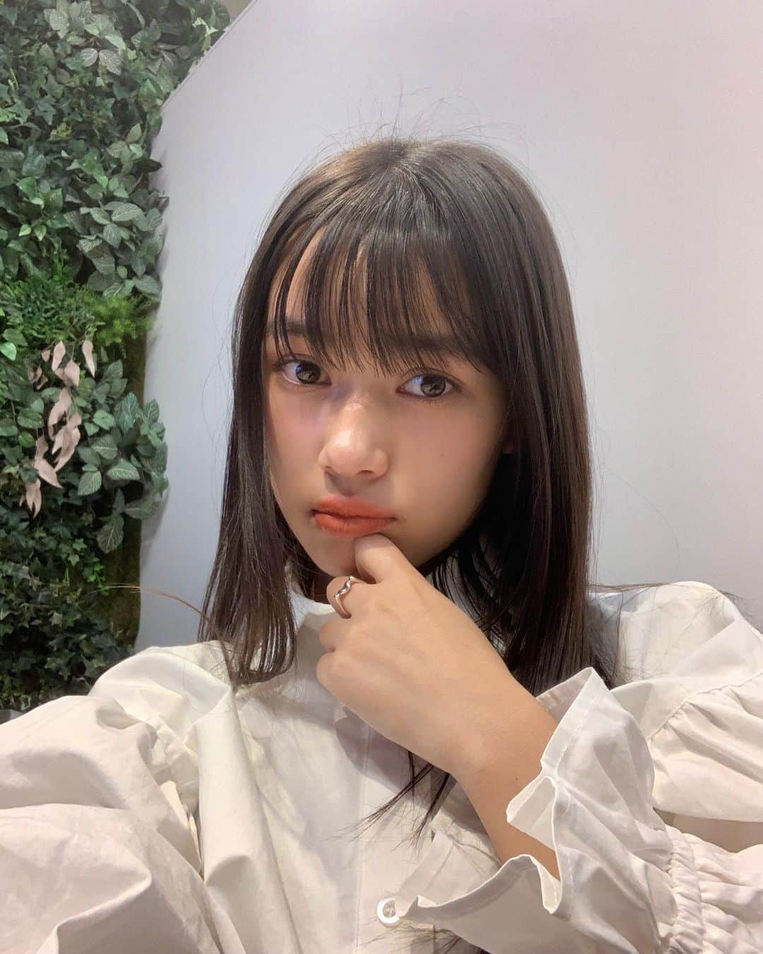 新井舞良のインスタグラム：「マネージャーに第1期ディープパープルのロットエヴァンスみたいだなって言われたシャツ お気に入り🤍」
